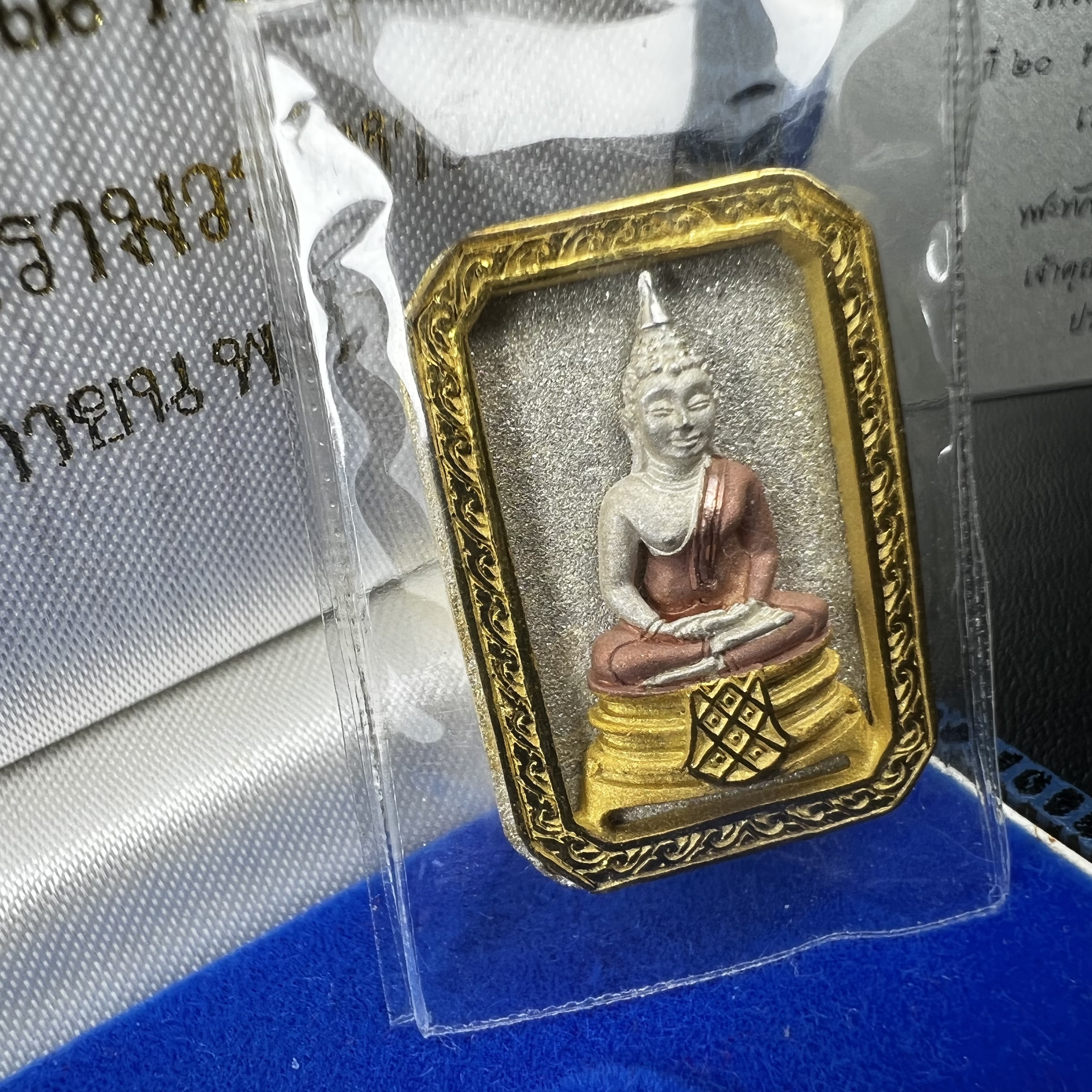 พระพุทธโสธร(หลวงพ่อโสธร) รุ่นสร้างอุโบสถ ปี2539 เนื้อเงินสามกษัตรย์ พิมพ์แปดเหลี่ยม(หายาก) สภาพสวยผิวเดิมซีนซองเดิมกล่องบรรจุการ์ดใบรับรองเดิมครบสมบูรณ์