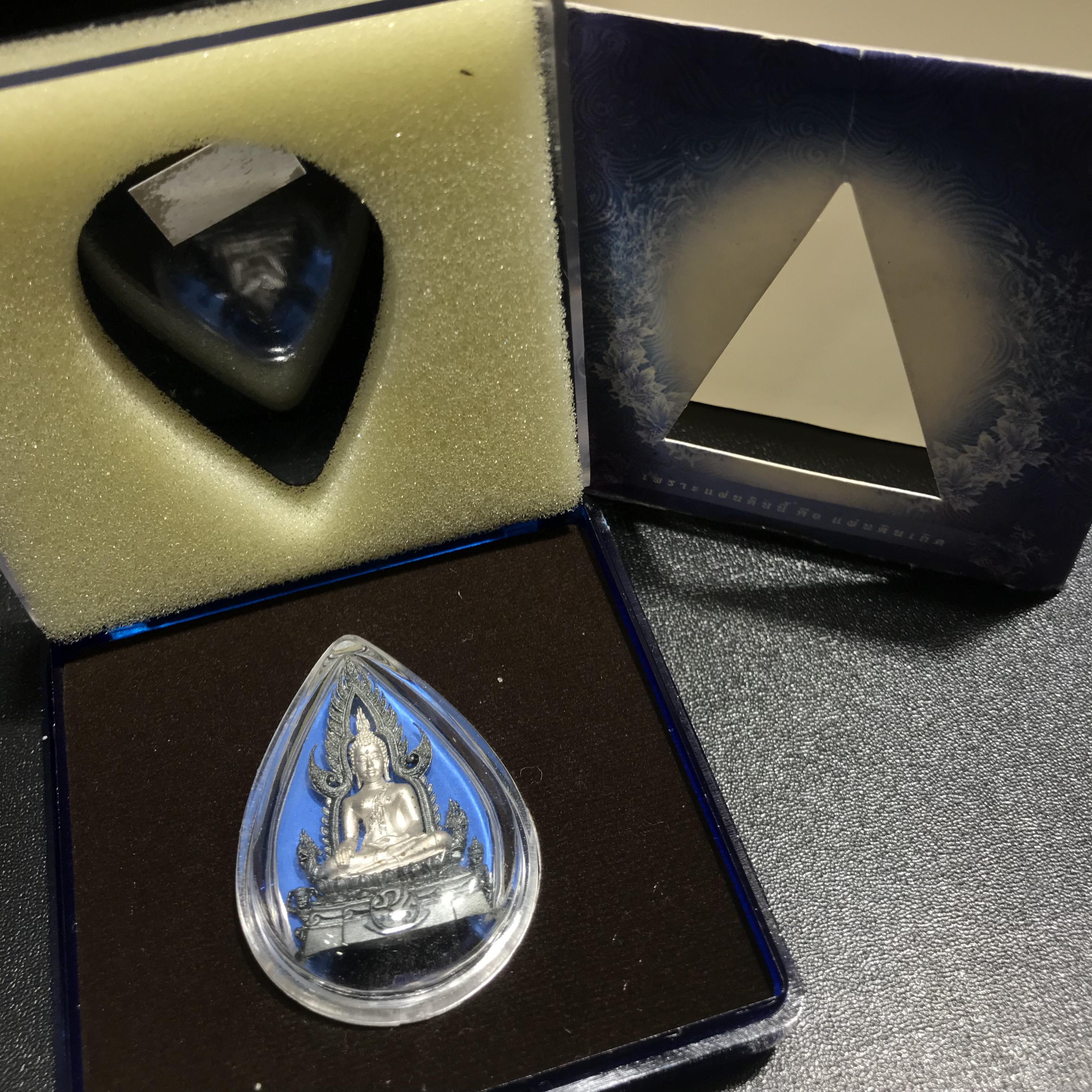 พระพุทธชินราช ภปร โครงการ เพราะแผ่นดินนี้คือแผ่นดินเกิด เนื้อเงินชุบทองคำขาว ซุ้มรมดำ ปี2551 ขนาดหน้าตัก1/2นิ้ว (สวยงามหายาก)