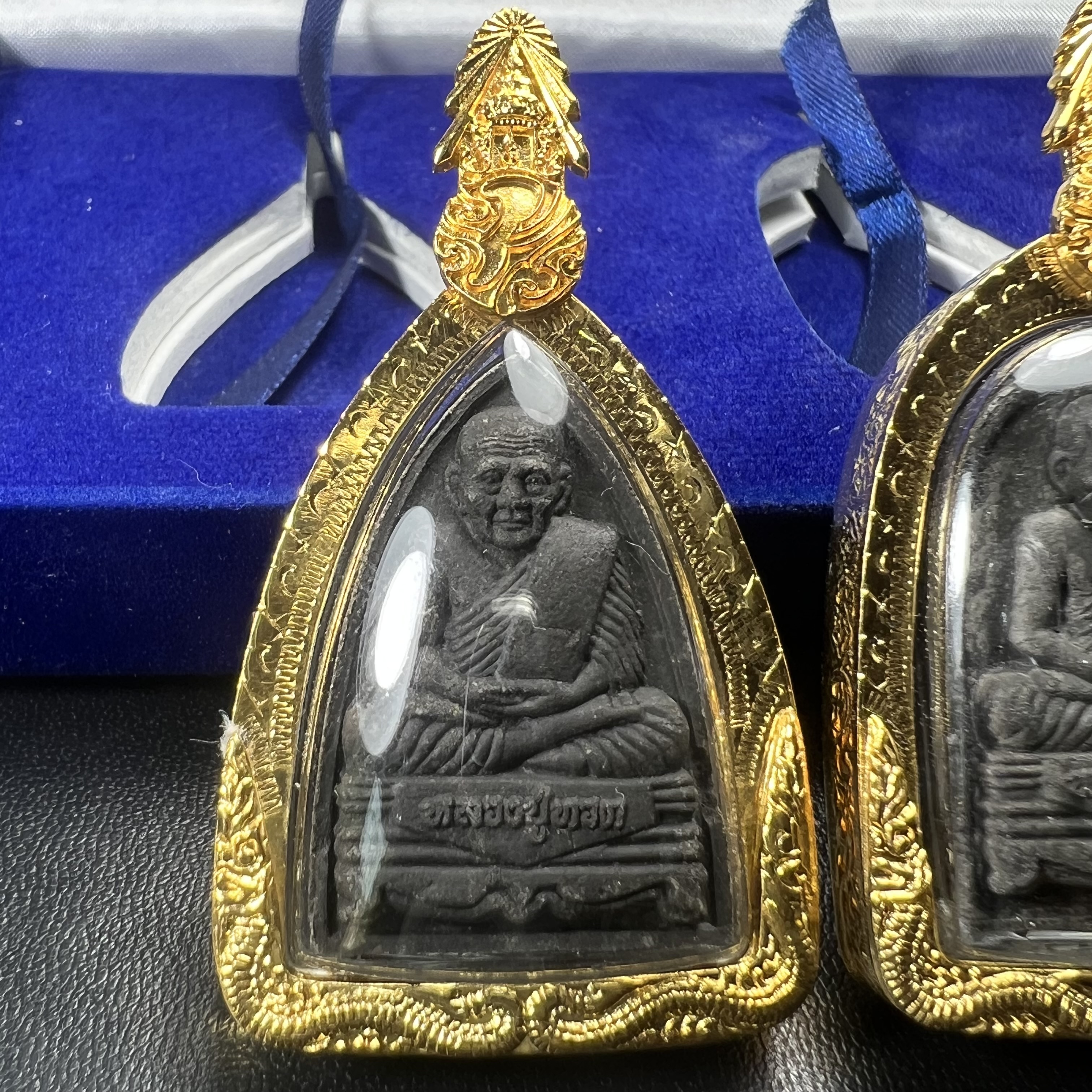 พระคู่ชุดของขวัญ พระหลวงปู่ทวด ภปร.ปี2547 ทรงกลีบบัวและกลีบขนุน(พิมพ์เตารีดและพิมพ์พระรอด)(ชนวนเก่า)เนื้อว่านด้านหลังมี ภปร. เป็นโลหะผสมสูง 3.3ซม.พิธีใหญ่ มวลสารดี ปลุกเสกวัดพระแก้ว(พร้อมกล่องบรรจุเดิม งานเลี่ยมกรอบเดิมจากผู้จัดสร้างห่อหุ้มด้วยทองนพเกล้า)