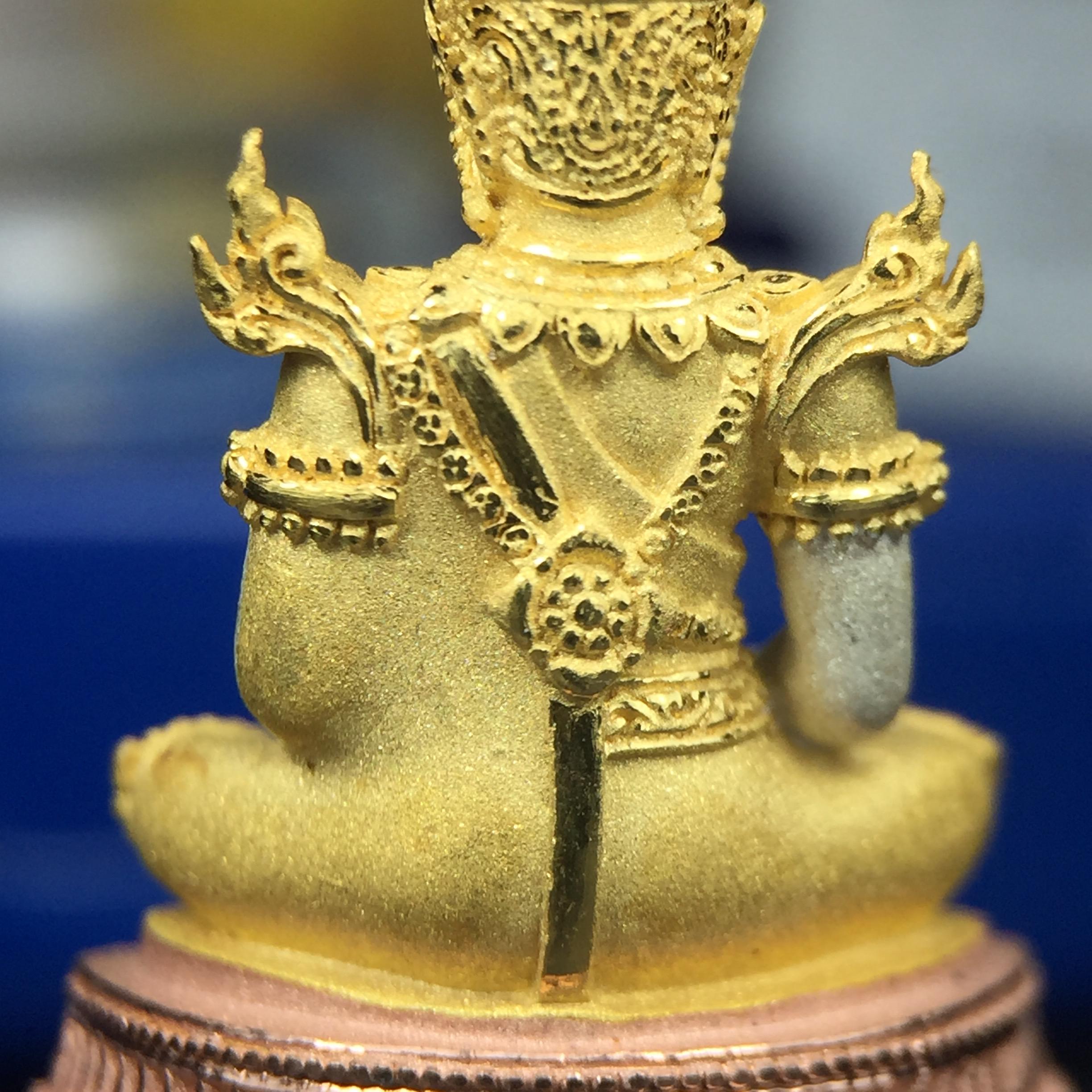 พระแก้วมรกต(จำลอง)ลอยองค์ ขนาดหน้าตัก 1/2 นิ้ว ทรงเครื่องฤดูร้อน เนื้อเงินสามกษัตริย์ ตราสัญลักษณ์ฉลองสิริราชสมบัติ ครบ 60 ปี พ.ศ.2549(สภาพสวย ครบ สมบูรณ์)