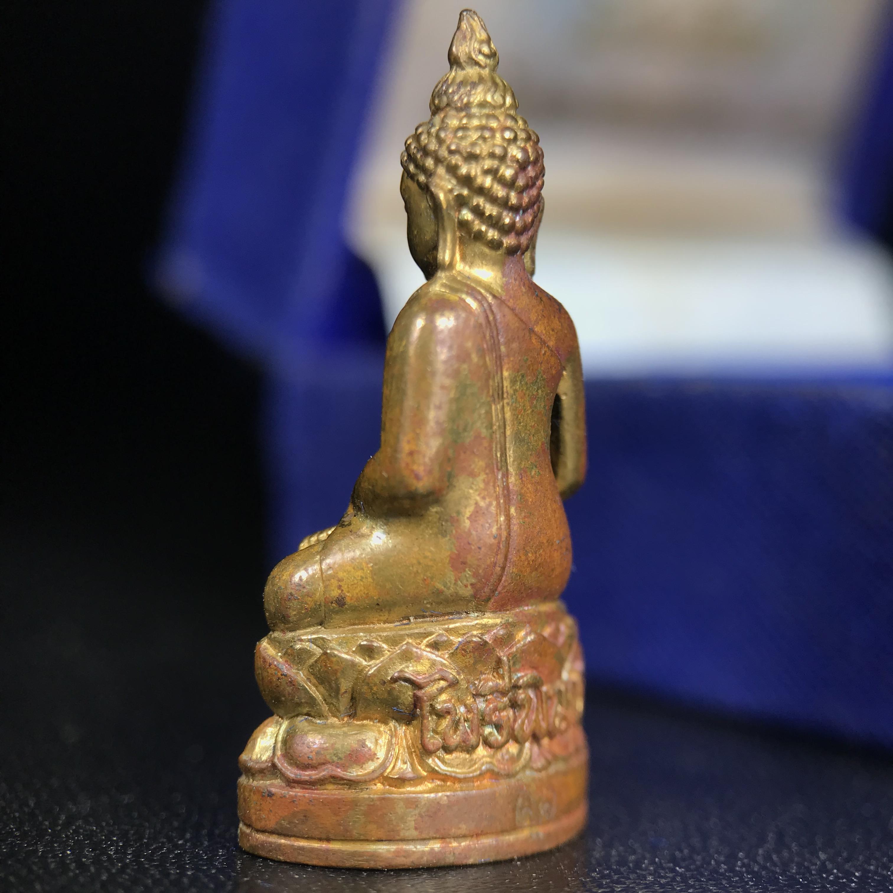 พระกริ่งไพรีพินาศ บรรจุเหล็กไหล ครั้งแรกและครั้งเดียวในประวัติศาสตร์ เฉลิมพระเกียรติ พระบาทสมเด็จพระเจ้าอยู่หัวรัชกาลที่9 พระชนมพรรษา 6 รอบ ปี2542 เนื้อสัมฤทธิ์(บรรจุเหล็กไหล)ดีนอก-ดีใน พิธีใหญ่ มวลสารเด่น (หายาก)***กล่องบรรจุเก่าชำรุดตามรูป***