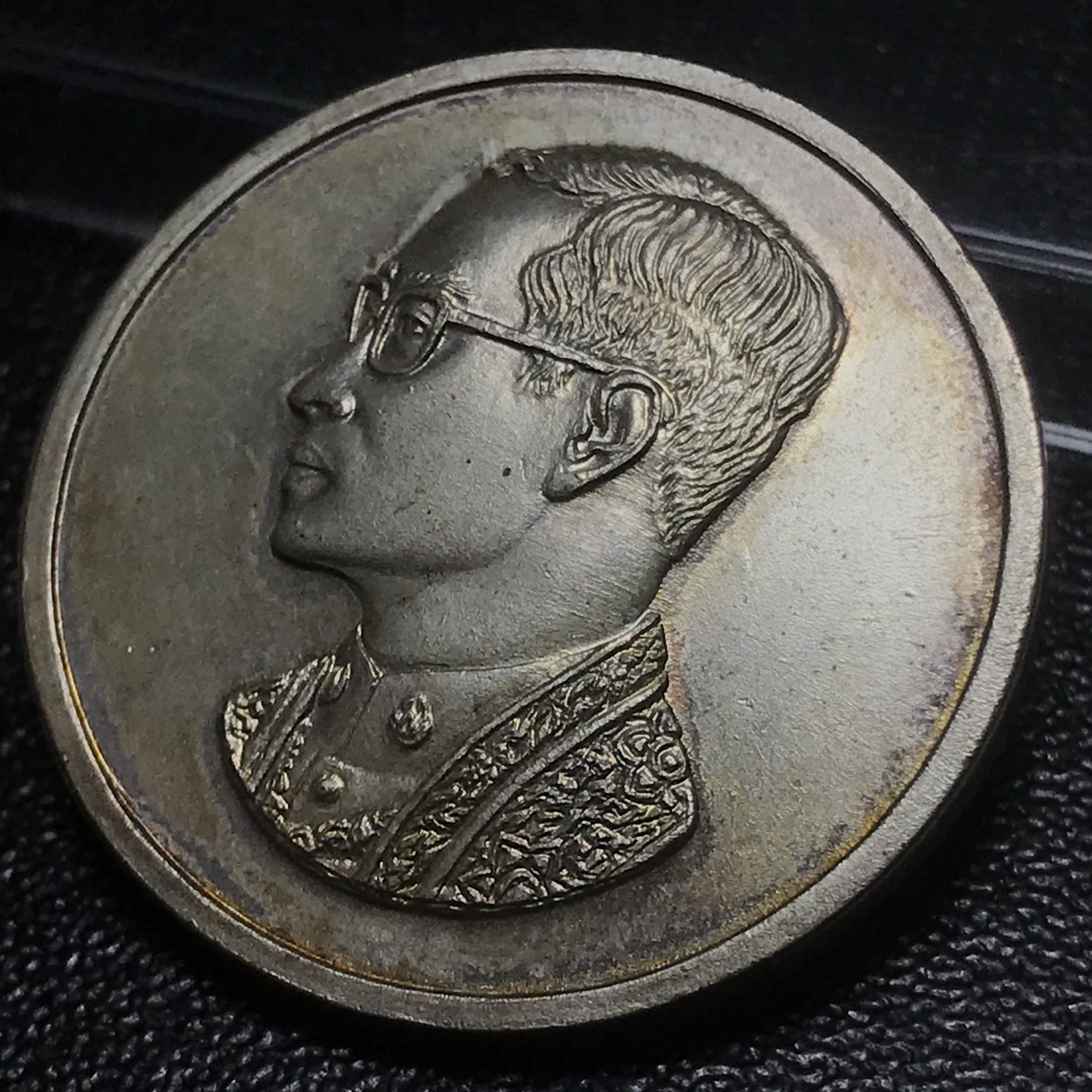 เหรียญพระบรมรูปคุ้มเกล้า รพ.ภูมิพล ปี2522 (ในหลวง ร.9เสด็จเททอง) เนื้อเงิน พิมพ์ใหญ่ ผิวเดิมพร้อมซองบรรจุ