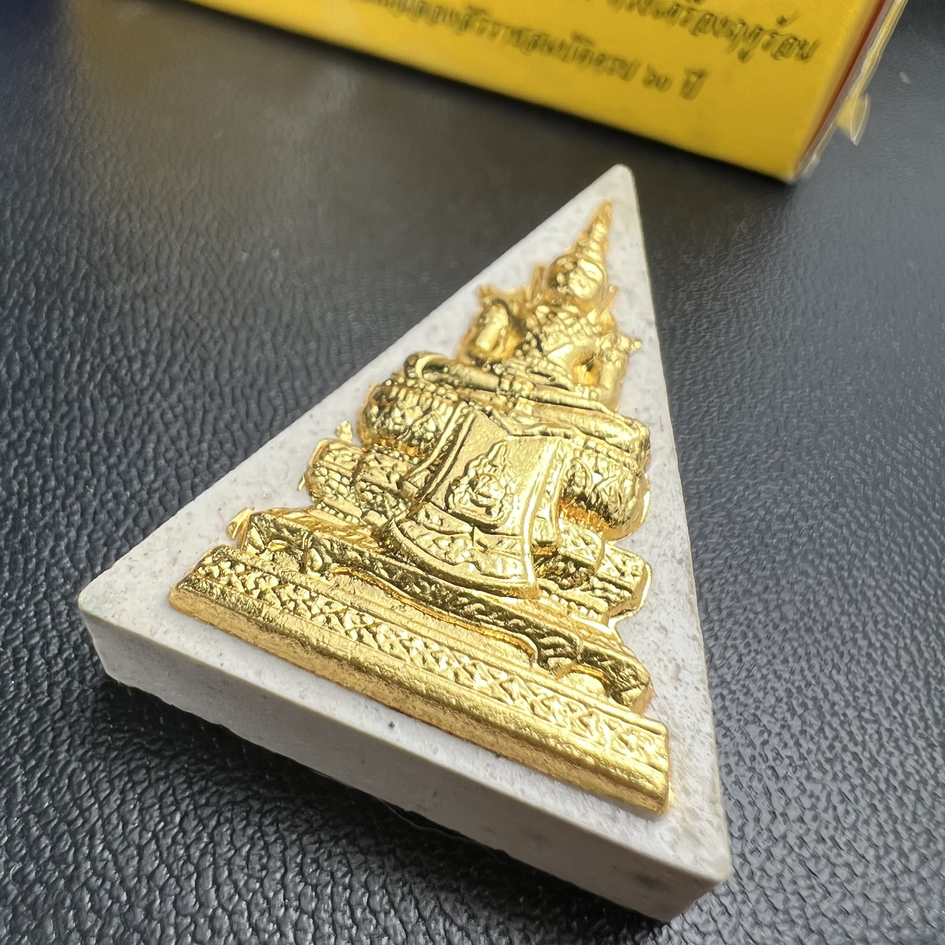 พระแก้วมรกต(จำลอง)ทรงเครื่องฤดูร้อน พระผงบูชา ด้านหน้าปิดทอง ด้านหลังตราสัญลักษณ์ฉลองสิริราชสมบัติครบ 60ปี เนื้อเงิน(รุ่นนี้ได้พระราชทานเส้นพระเจ้า(เส้นผม)รัชกาลที่9ในการจัดสร้าง)