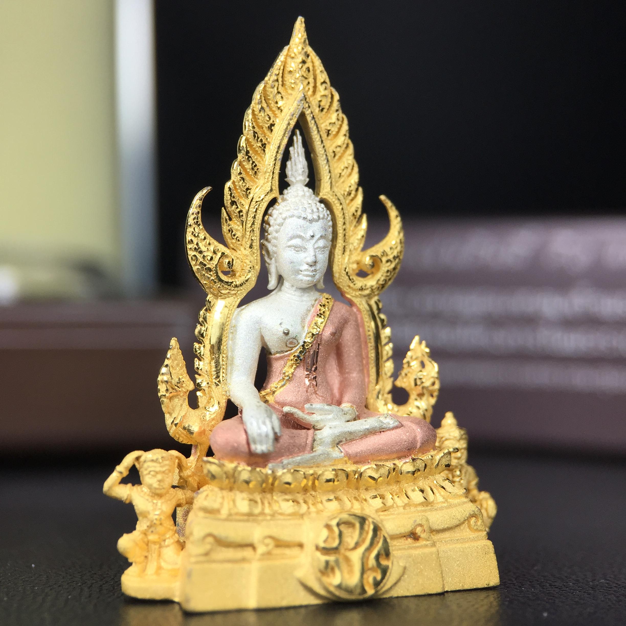 พระพุทธชินราช ภปร. โครงการ "เพราะแผ่นดินนี้ คือ แผ่นดินเกิด" ปี2548(รุ่นแรก) ลอยองค์ หน้าตัก 1/2 นิ้ว เนื้อเงินสามกษัตริย์ พุทธศิลป์งดงามทรงคุณค่า รุ่นยอดนิยม