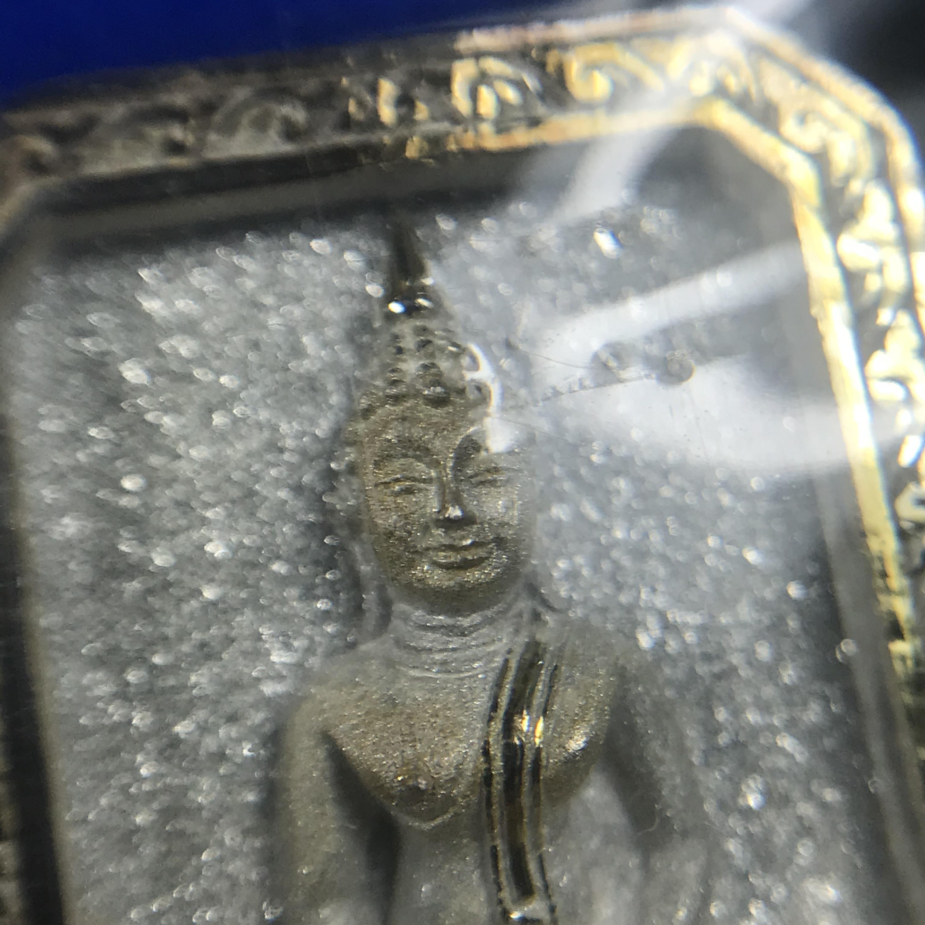 พระพุทธโสธร(หลวงพ่อโสธร) รุ่นสร้างอุโบสถ ปี2539 เนื้อเงิน พิมพ์แปดเหลี่ยม(หายาก) สภาพสวยผิวเดิมขึ้นน้ำทองสีรุ้งแบบนิยม กล่องบรรจุเดิมครบสมบูรณ์