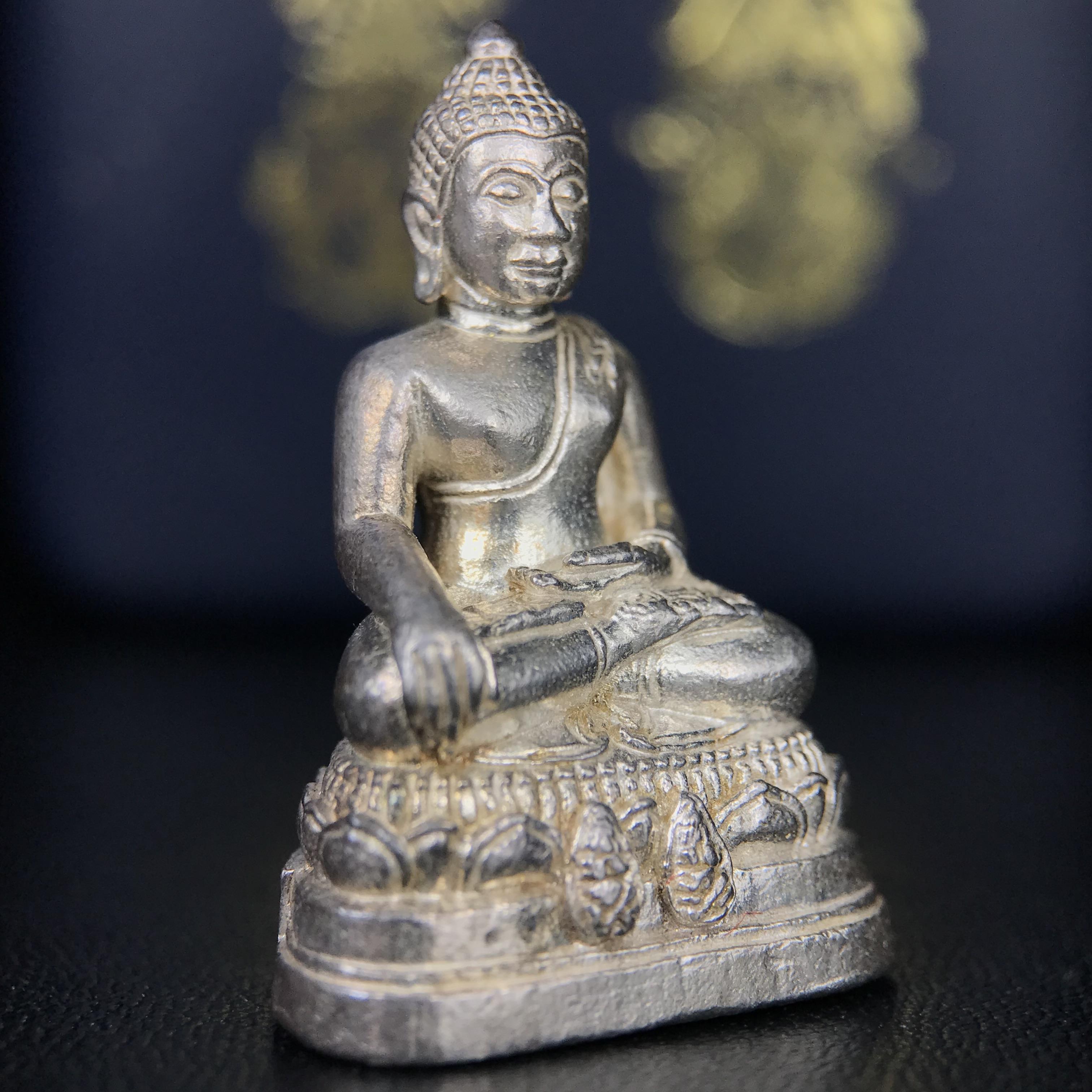 พระกริ่งพระพุทธนรสีห์ จปร.+ภปร. ครบรอบ 100 ปี ธนาคารไทยพาณิชย์ ปี 2550 พระกริ่งเนื้อเงิน(หายาก)(พุทธศิลป์งดงาม)ด้านหน้าฐานประดับด้วยตราสัญลักษณ์ "จปร" และ "ภปร" (องค์เนื้อเงินสร้างน้อย พบเจอน้อยหายาก)1 ใน 2500 องค์