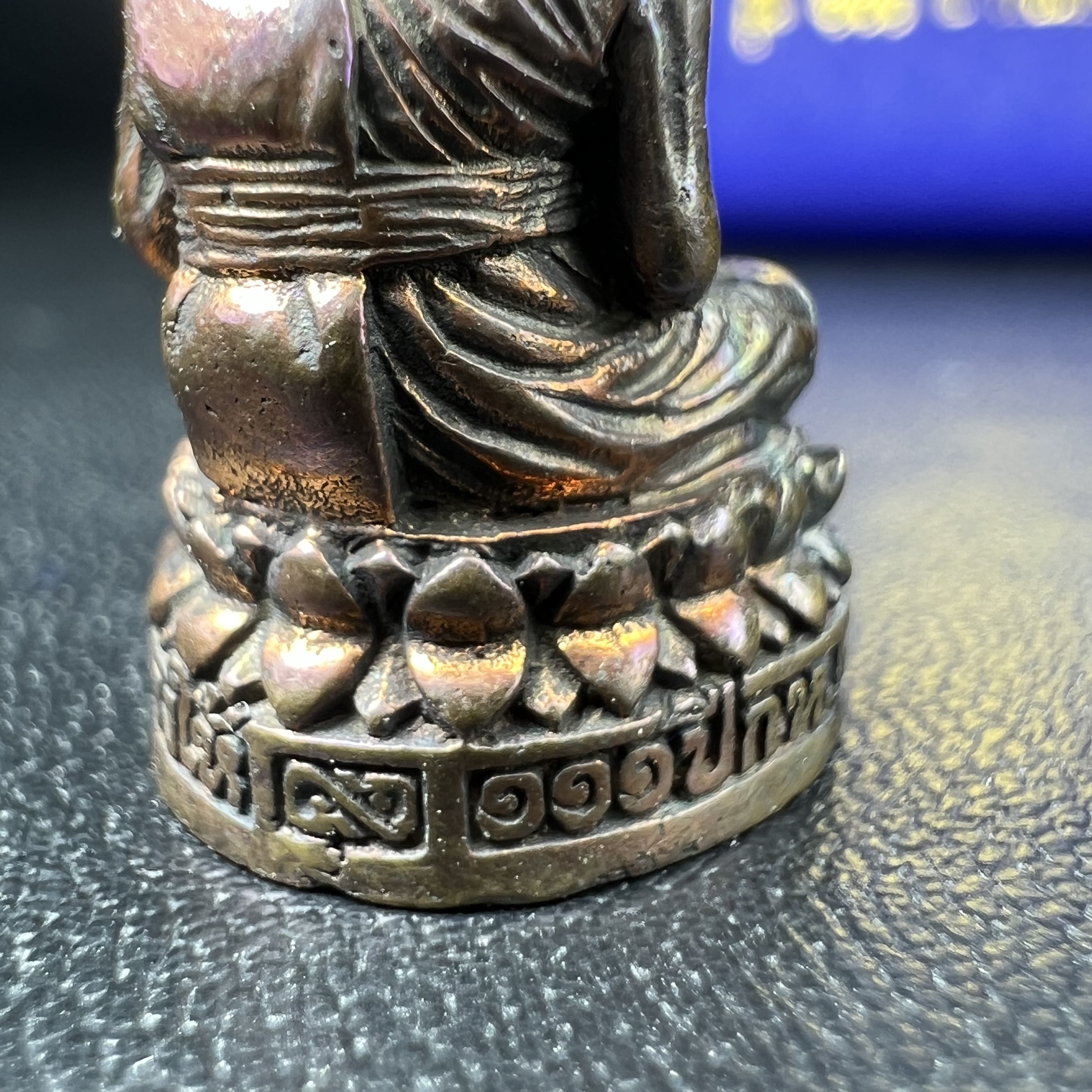 รูปเหมือนหล่อลอยองค์หลวงปู่ทวด รุ่น 111ปี กระทรวงกลาโหม เนื้อนวโลหะรมดำ-ปัดเงา ปี2540 พิธีใหญ่ เข้มขลัง นิยม พร้อมกล่องบรรจุเดิม(คัดสภาพสวยผิวเทพๆผิวรุ้งๆ)ทั้งพิธีทั้งพุทธศิลป์ทรงคุณค่าอีกหนึ่งรุ่นยอดนิยม