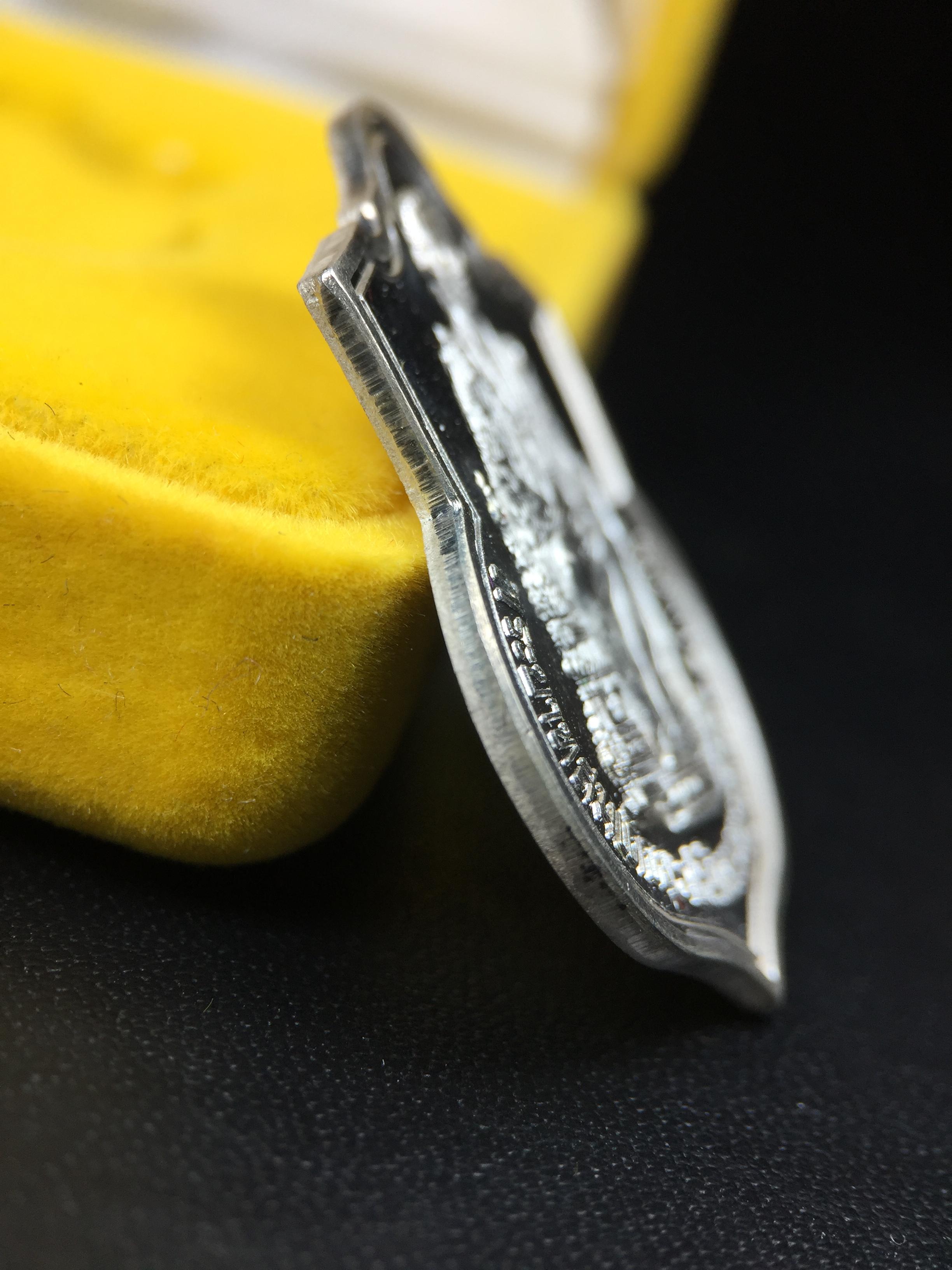 เหรียญพระบาทสมเด็จพระเจ้าอยู่หัว รัชกาลที่9ประทับนั่งบัลลังก์ กระทรวงมหาดไทยจัดสร้าง ปี2539 เนื้อเงินกล่องบรรจุเดิมสภาพสวย เนื้อเงินผิวกระจก สวยเดิม แบบนิยม หายาก