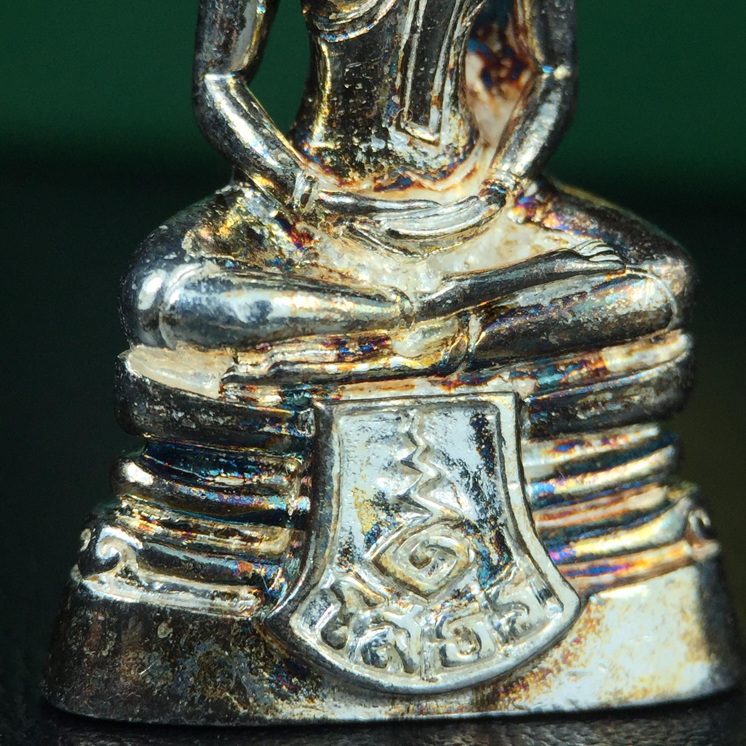 พระพุทธโสธร รุ่น กศก. 120 ปี เนื่องในโอกาสครบ 120 ปี กรมศุลกากร กระทรวงการคลัง จัดสร้าง ปี 2537 เนื้อเงินบริสุทธิ์ 99.9% ผิวขัดเงา(ขึ้นสีรุ้งธรรมชาติสวย)(งานบริษัท แพรนด้า จิวเวลรี่)สวยงดงาม ทรงคุณค่า สีสันที่ธรรมชาติสรรค์สร้าง