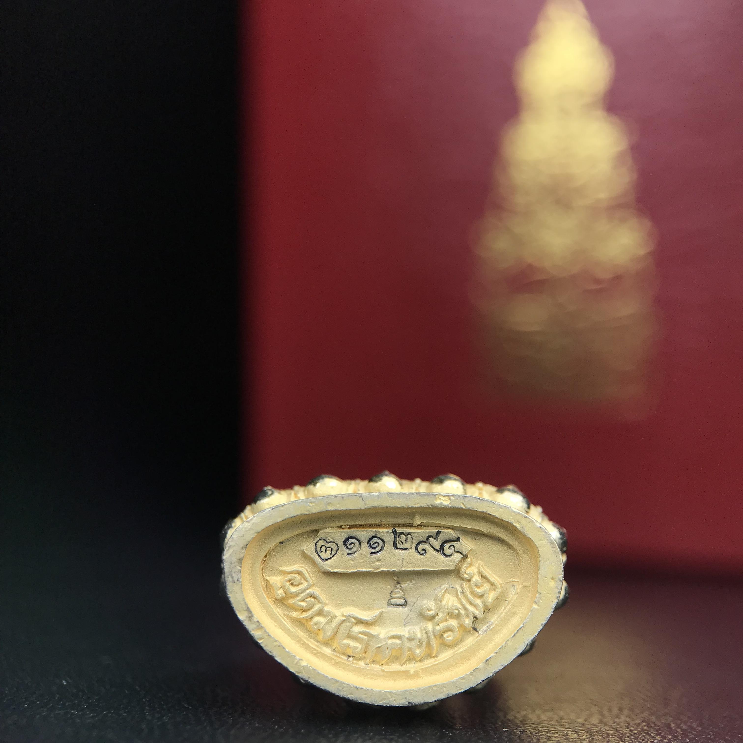 พระกริ่งอวโลกิเตศวร ( เจ้าแม่กวนอิม ) วัดโพธิ์แมนคุณาราม รุ่นอุดมโภคทรัพย์ พ.ศ.2539 เนื้อเงิน 3 กษัตริย์ ผิวสวยเดิมพร้อมกล่องบรรจุเดิม (อีกหนึ่งรุ่นยอดนิยม พุทธศิลป์สวยงดงาม)