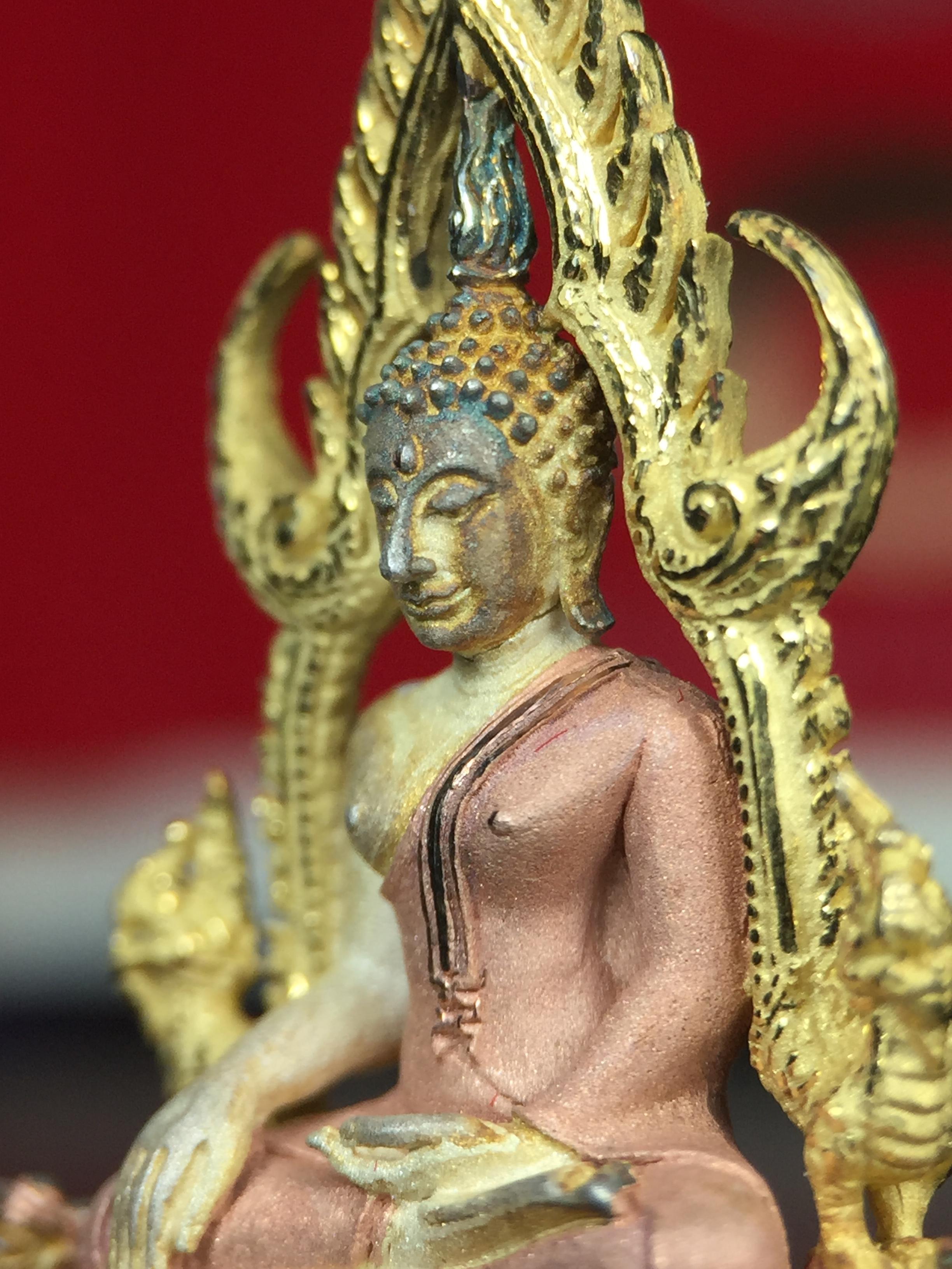 พระพุทธชินราช ภปร. ในวโรกาสพระราชพิธีมหามงคล เฉลิมพระชนมายุ6รอบ 5ธันวาคม2542 มูลนิธิพิทักษ์ดวงตาประชาชน จัดสร้าง เนื้อเงินบริสุทธิ์ 99.9% แบบสามกษัตริย์ขัดเงาบางส่วน พิมพ์ใหญ่ ขนาดสูง 3.4 ซม. พร้อมกล่องบรรจุเดิม