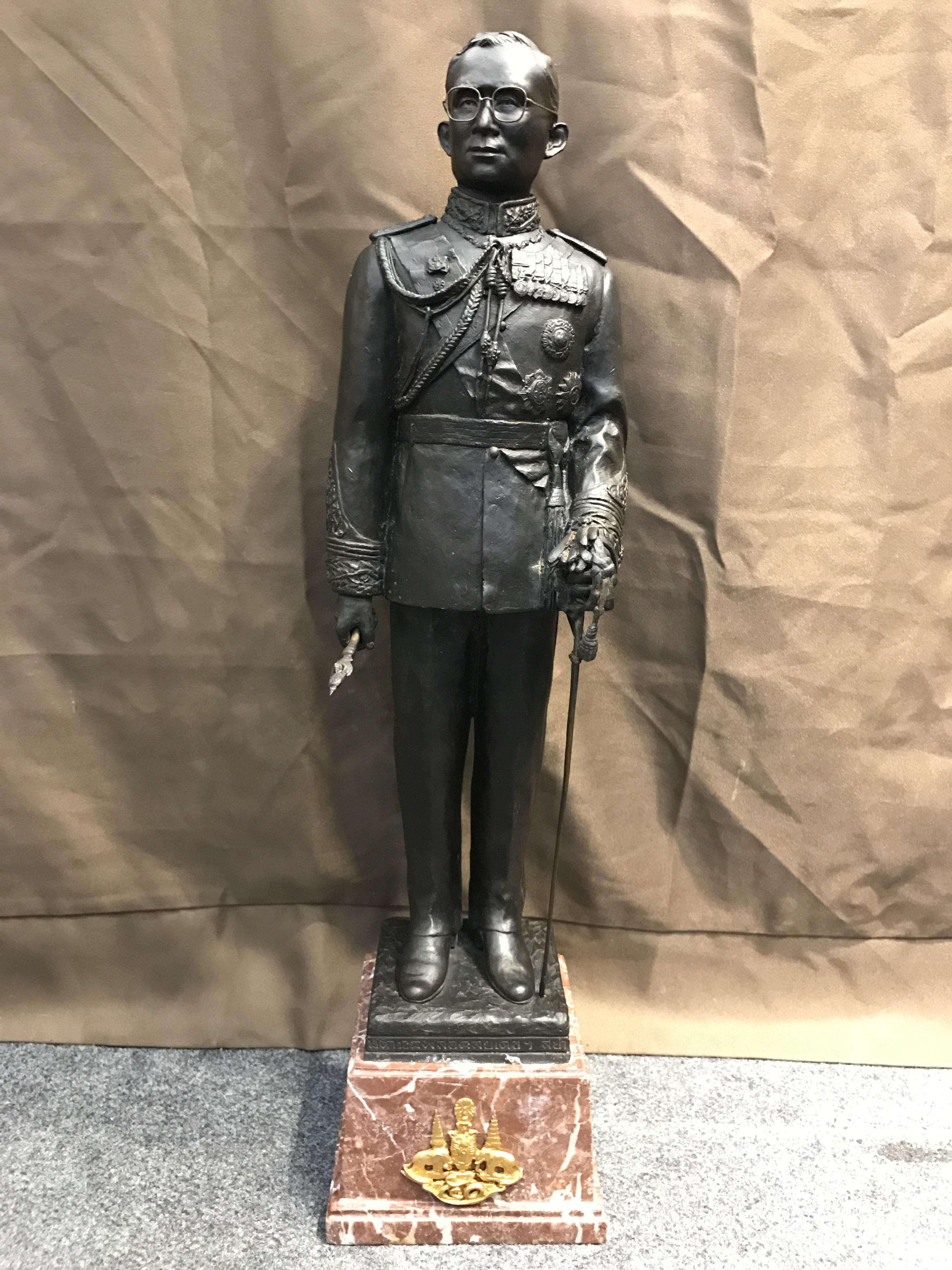 พระบรมรูปพระบาทสมเด็จพระเจ้าอยู่หัวรัชกาลที่9 เนื่องในวโรกาสที่ท่านเสด็จเถลิงถวัลย์ราชนสมบัติเป็นปีที่ 50 พุทธศักราช 2539 ( ปีกาญจนาภิเษก ) เนื้อสำริดนอก องค์ยืนบนฐานหินอ่อนพร้อมตราฉลองครองราชย์ ครบ50 ปี