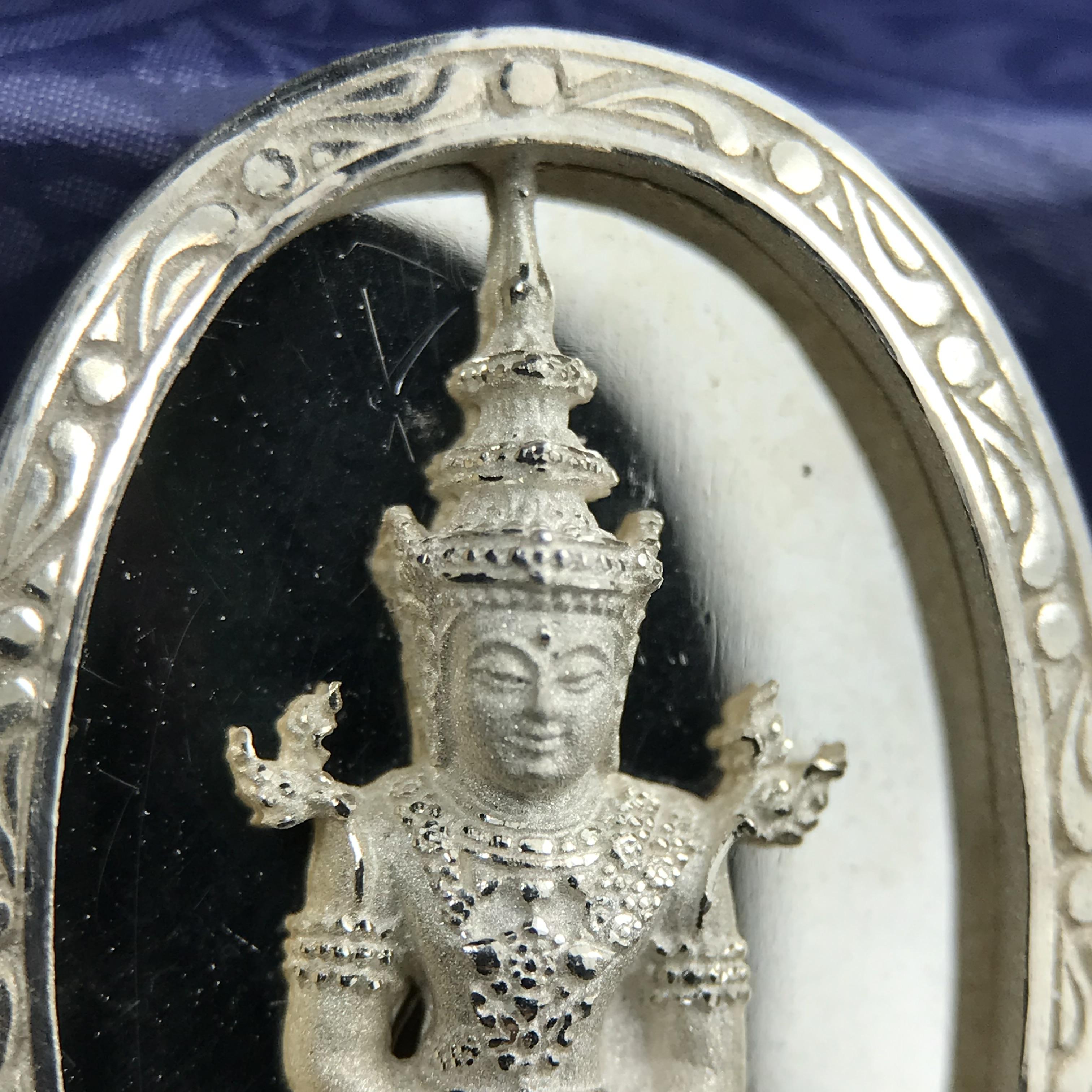 พระแก้วมรกต ภปร. ปี 2547 จัดสร้างโดยโรงพยาบาลภูมิพลอดุลยเดช เนื้อเงิน (3 กษัตริย์) เหรียญทรงกลมรี ขนาด 20*28 มม.พิธีมหามังคาภิเษก ณ พระอุโบสถวัดพระศรีรัตนศาสดาราม(วัดพระแก้ว) งดงามทรงคุณค่าอีกหนึ่งรุ่นยอดนิยม หายาก(องค์หมายเลข ๑๐๔๖)