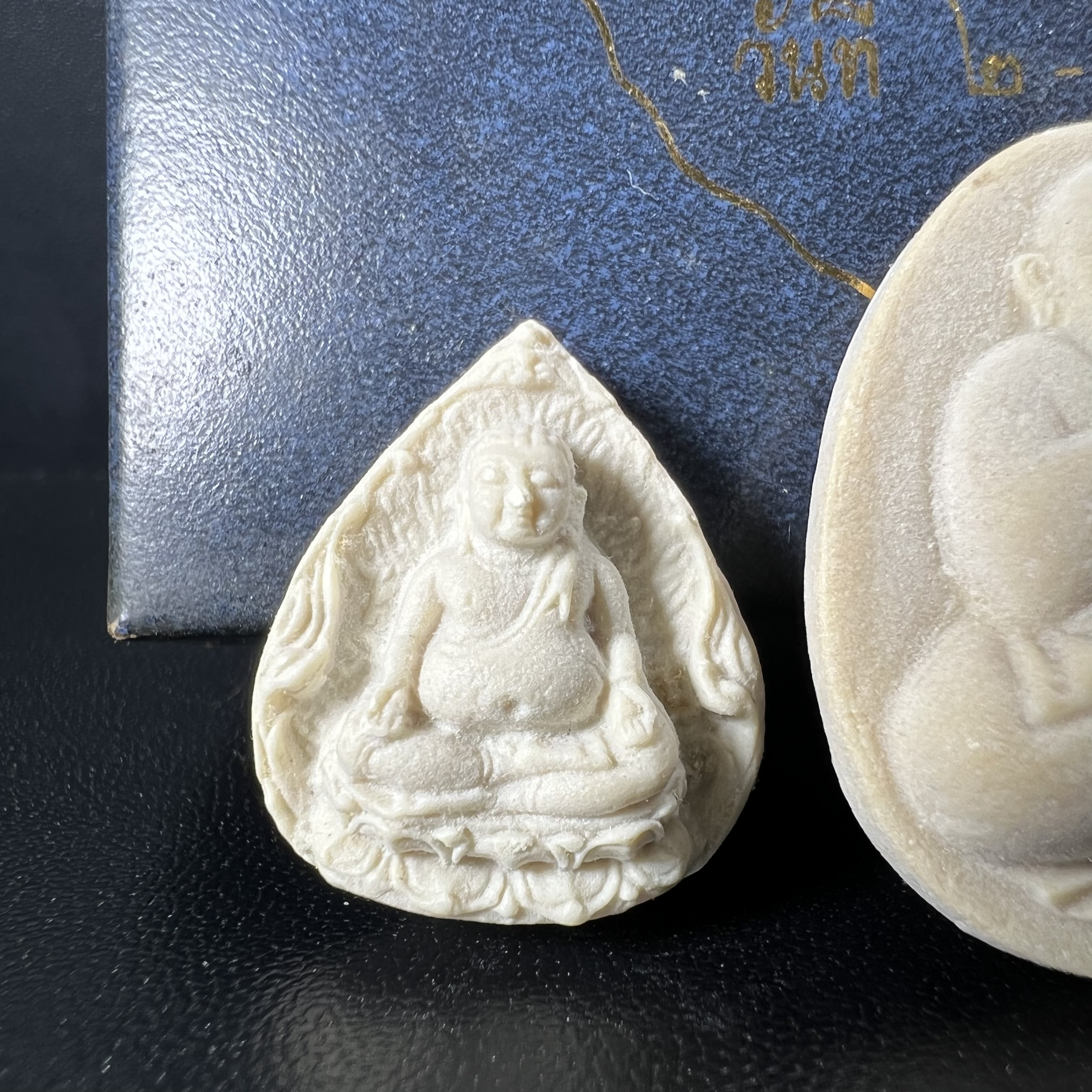 พระปิดตา รุ่นแรก ชุดกรรมการ ชุดมงคลการบำเพ็ญกุศลอายุครบ 6 รอบ(72 พรรษา) สมเด็จพระญาณสังวร วัดบวรนิเวศวิหาร วันที่ 2-3 ตุลาคม 2528 (1ชุดประกอบด้วยพระเนื้อผง 4 รายการ)ชุดกรรมการพร้อมกล่องบรรจุเดิมครบสมบูรณ์(หายาก)