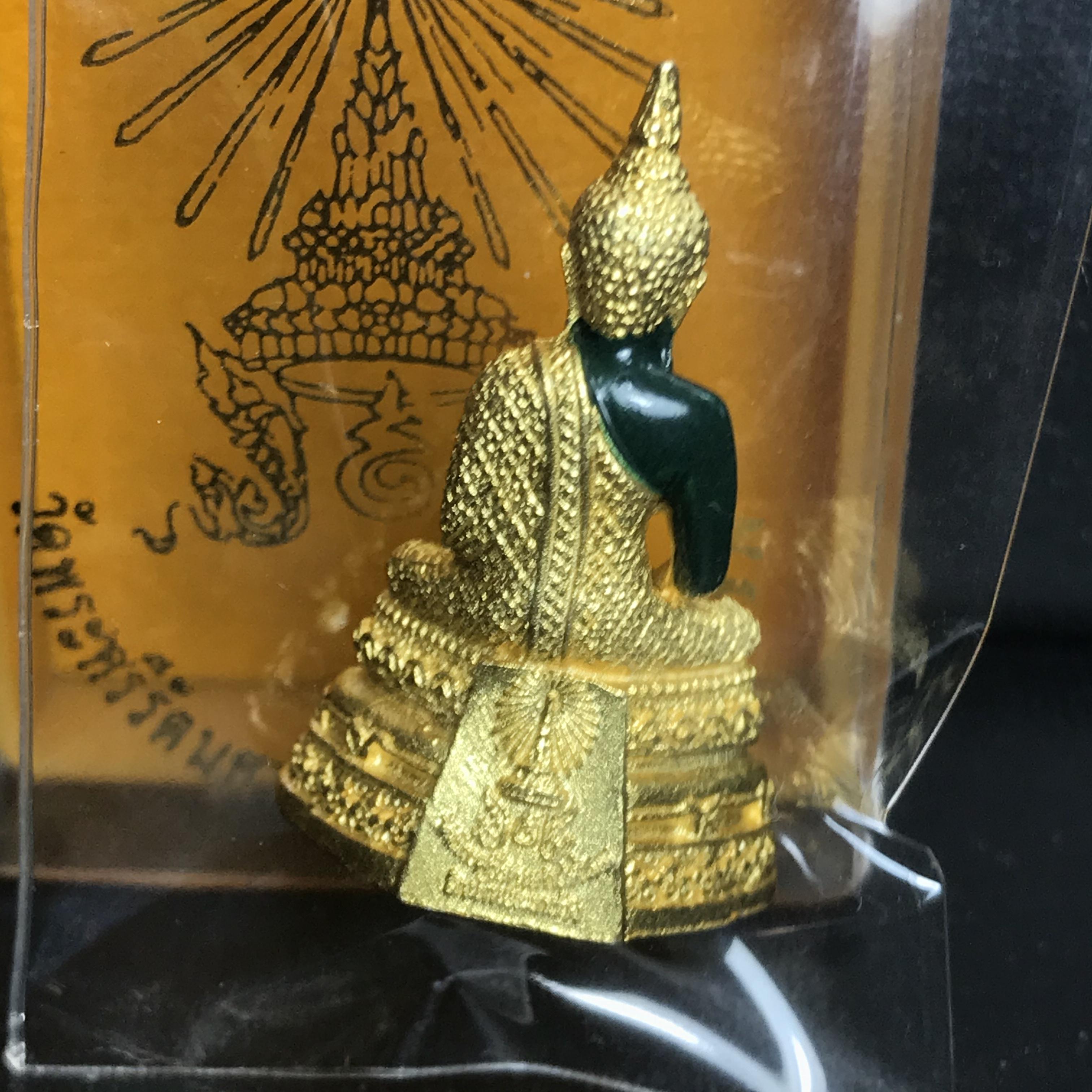 พระพุทธมหามณีรัตนปฏิมากร(พระแก้วมรกต) วัดพระศรีรัตนศาสดาราม สำนักพระราชวัง จัดสร้าง ฤดูฝน(บรรจุมวลสารใต้ฐาน)