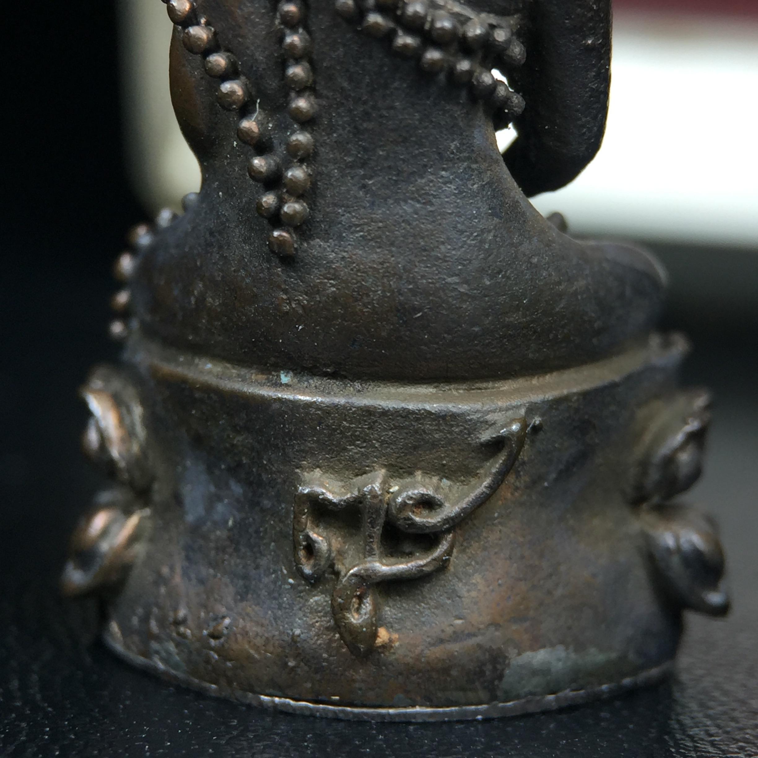 พระกริ่งญาณสังวร(พระกริ่ง ญส.)ปี 2519 เนื้อนวโลหะก้นเงิน สมเด็จพระญาณสังวรและหลวงพ่อคูณ ปริสุทโธ จับสายสูตรร่วมกันในพิธีเททอง ณ อุโบสถวัดบวรนิเวศวิหาร(พิธีใหญ่ เจตนาดี หลวงปู่โต๊ะร่วมปลุกเสก)(สภาพสวยเดิมนอนคากล่องบรรจุเดิมแบบนี้ไม่ควรพลาด)หายาก1ใน2999องค์