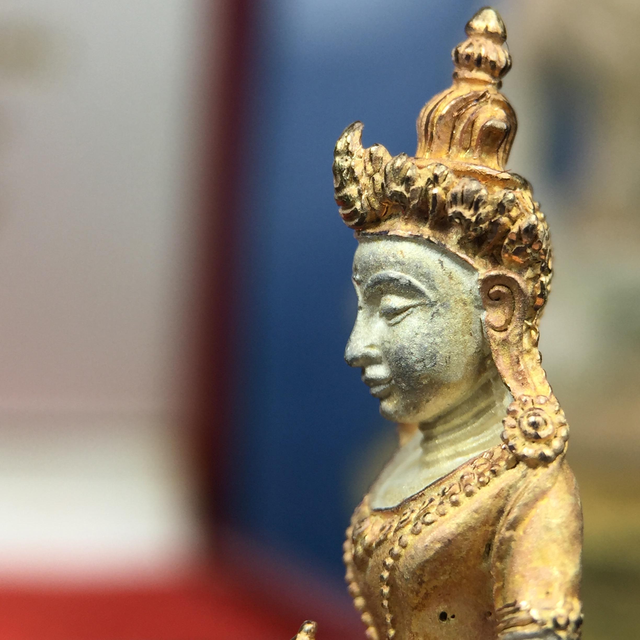 พระกริ่งอวโลกิเตศวร ( เจ้าแม่กวนอิม ) วัดโพธิ์แมนคุณาราม เนื้อเงิน 3 กษัตริย์ พ่นทราย รุ่นอุดมโภคทรัพย์ พ.ศ.2539(พร้อมกล่องบรรจุการ์ดใบรับรองเดิมครบ) (อีกหนึ่งรุ่นยอดนิยม พุทธศิลป์สวยงดงาม)