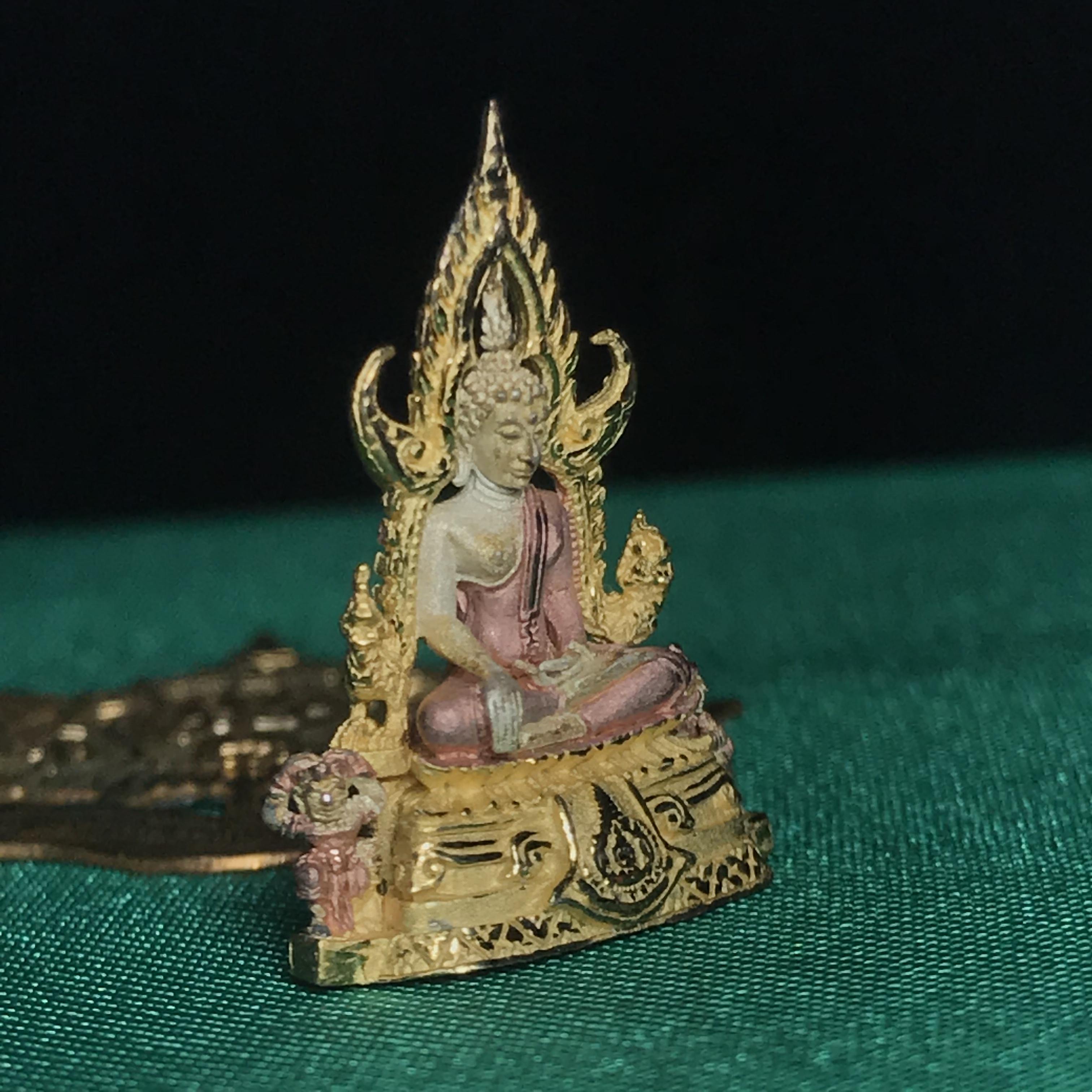 พระพุทธชินราช ภปร. ในวโรกาสพระราชพิธีมหามงคล เฉลิมพระชนมายุ6รอบ 5ธันวาคม2542) เนื้อเงินสามกษัตริย์ พิมพ์ขนาดกลาง พร้อมกล่องบรรจุ