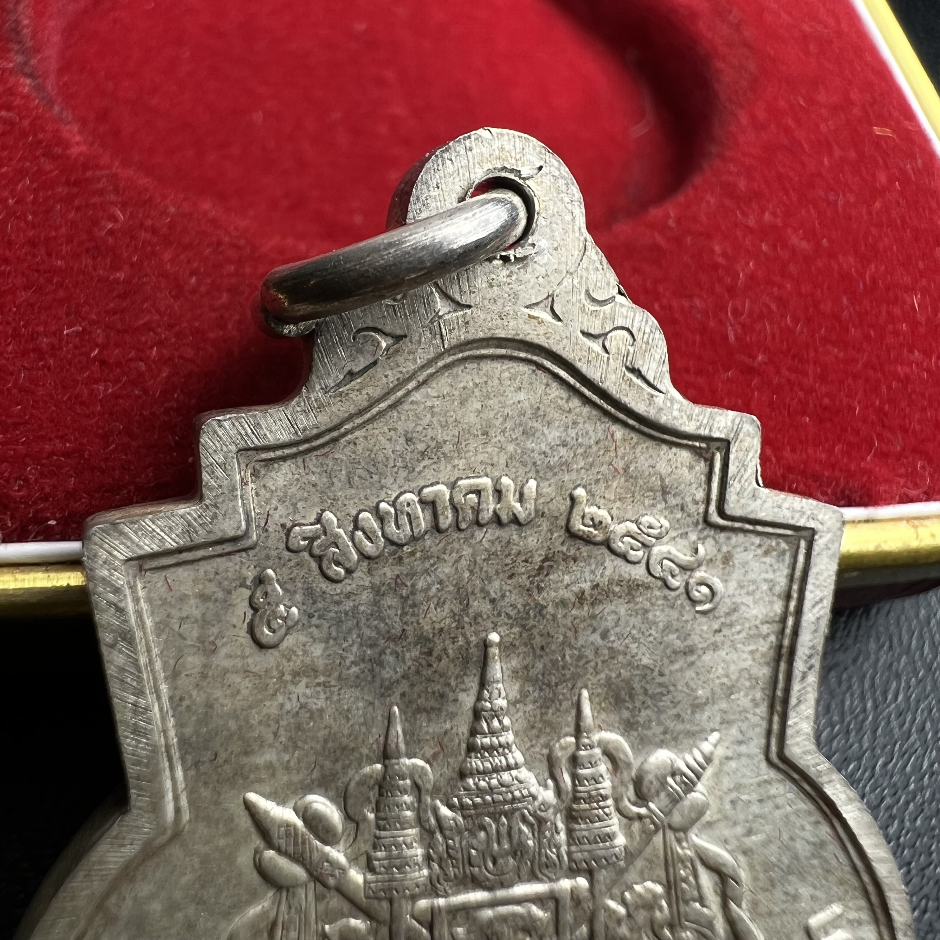 เหรียญที่ระลึกรัชกาลที่ 5 รุ่น ครบ 111 ปี โรงเรียนนายร้อยพระจุลจอมเกล้า ปี 2541 เหรียญทรงเสมาเนื้อเงิน(ขนาดสูง 3.5 ซม.) (ซีนซองเดิมกล่องเดิมครบ) ผลิตโดย กองกษาปณ์ กรมธนารักษ์ สมเด็จพระญาณสังวร สมเด็จพระสังฆราช วัดบวรนิเวศวิหาร ทรงเป็นประธาน(นิยม พิธีใหญ่)