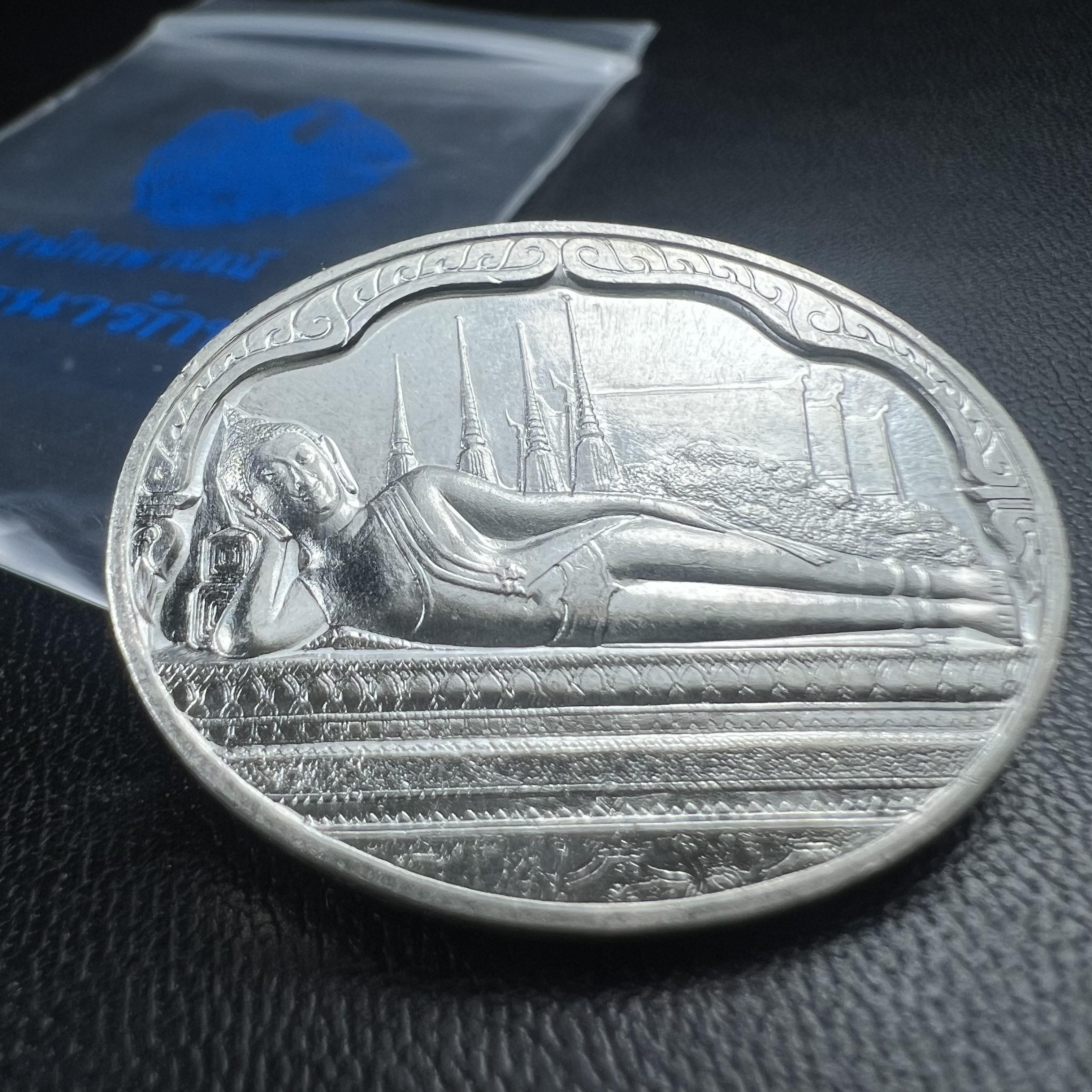 เหรียญพระนอน พระพุทธปรางค์ไสยาสน์ วัดพระเชตุพลวิมลมังคลาราม (วัดโพธิ์) หลัง ภปร. มหามงคลเฉลิมพระชนมพรรษาในหลวงรัชกาลที่9 ครบ 5 รอบ 60 พรรษา ปี 2530 (คัดสภาพสวยซีนซองเดิม)(เนื้อเงินพบเจอน้อยหายาก)เหรียญดี..พิธีใหญ่..พุทธคุณเยี่ยม