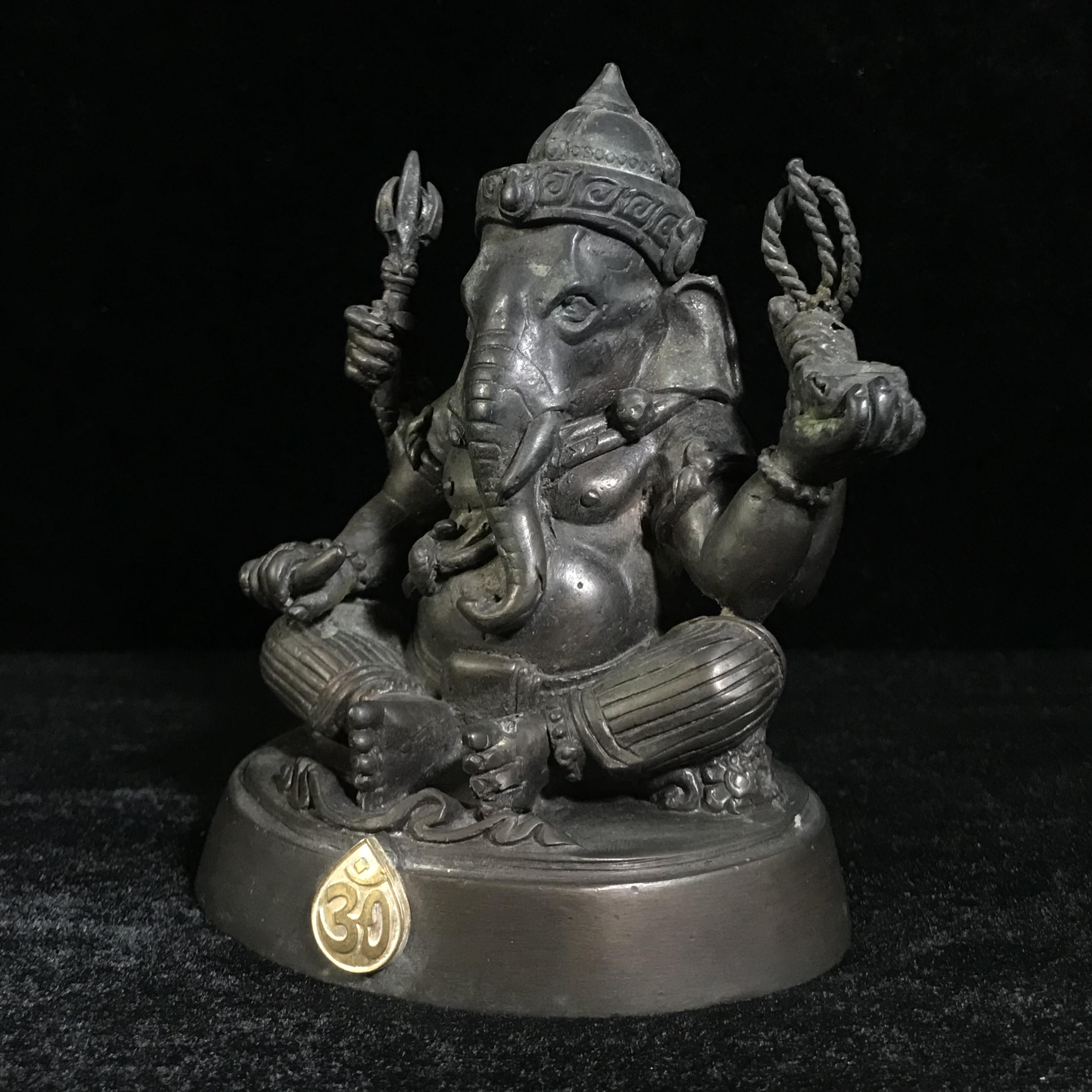 พระพิฆเนศ กรมศิลปากร ปี2547 ขนาดบูชาหน้าตัก 3 นิ้ว โลหะผสมเนื้อดี มีโค๊ดหมายเลขกำกับ (1 ใน 5000 องค์)