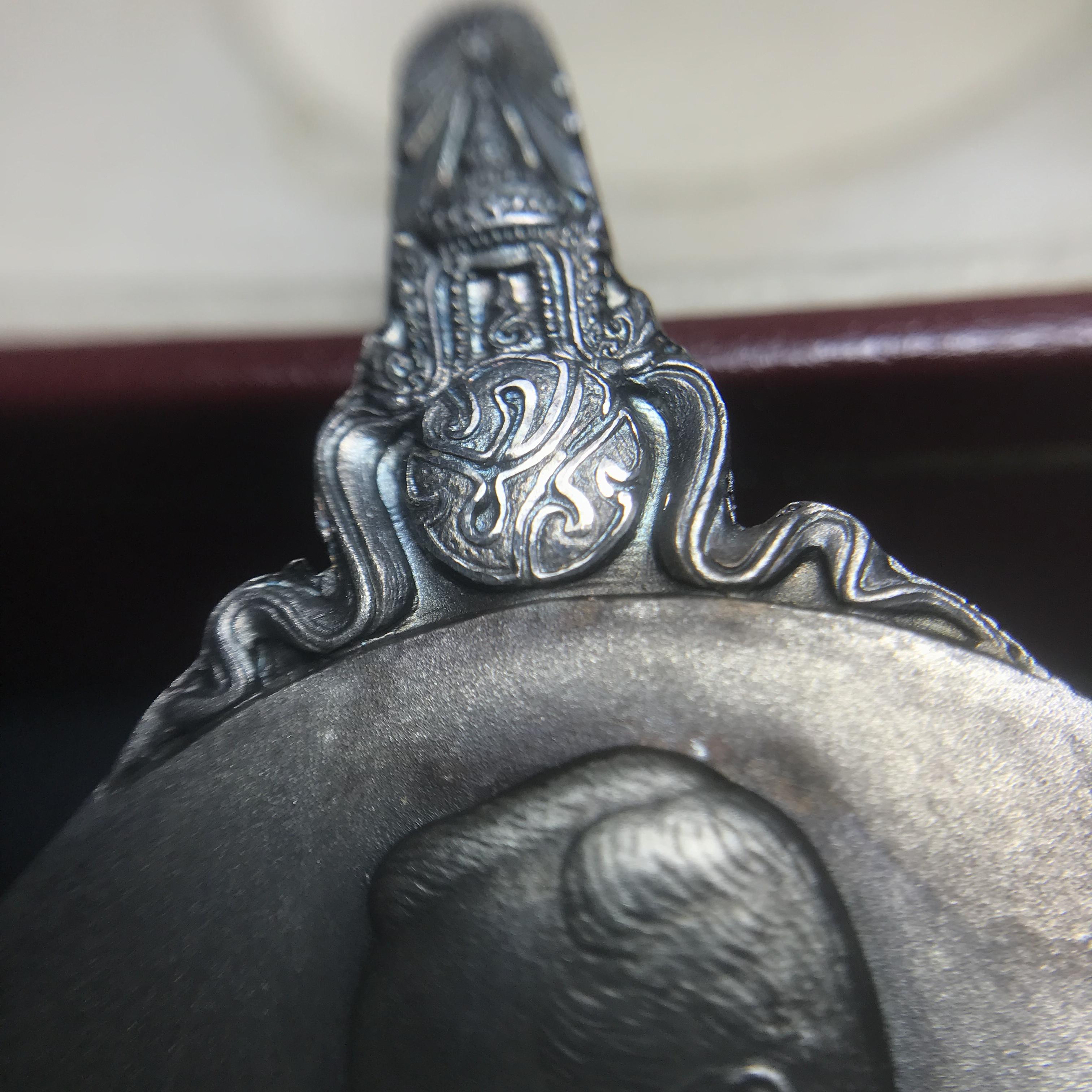 เหรียญพระมหาชนก ปี2539(รุ่นแรก) เนื้อเงิน พิมพ์ใหญ่บล็อกนิยมหายากสุดในรุ่น(วงเดือน คอจุด) ผิวเดิมสีรุ้งธรรมชาติแบบนิยม พร้อมหนังสือสภาพสวยครบชุด