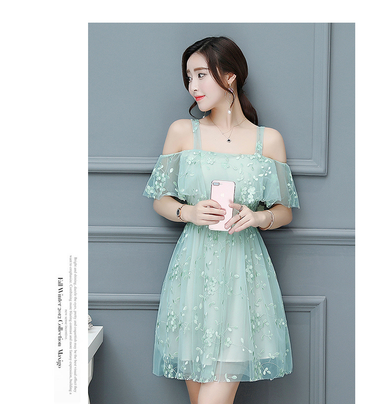 ชุดเดรสผ้าโปร่งปักดอกไม้สีเขียวอ่อนเปิดไหล่ แขนสั้น