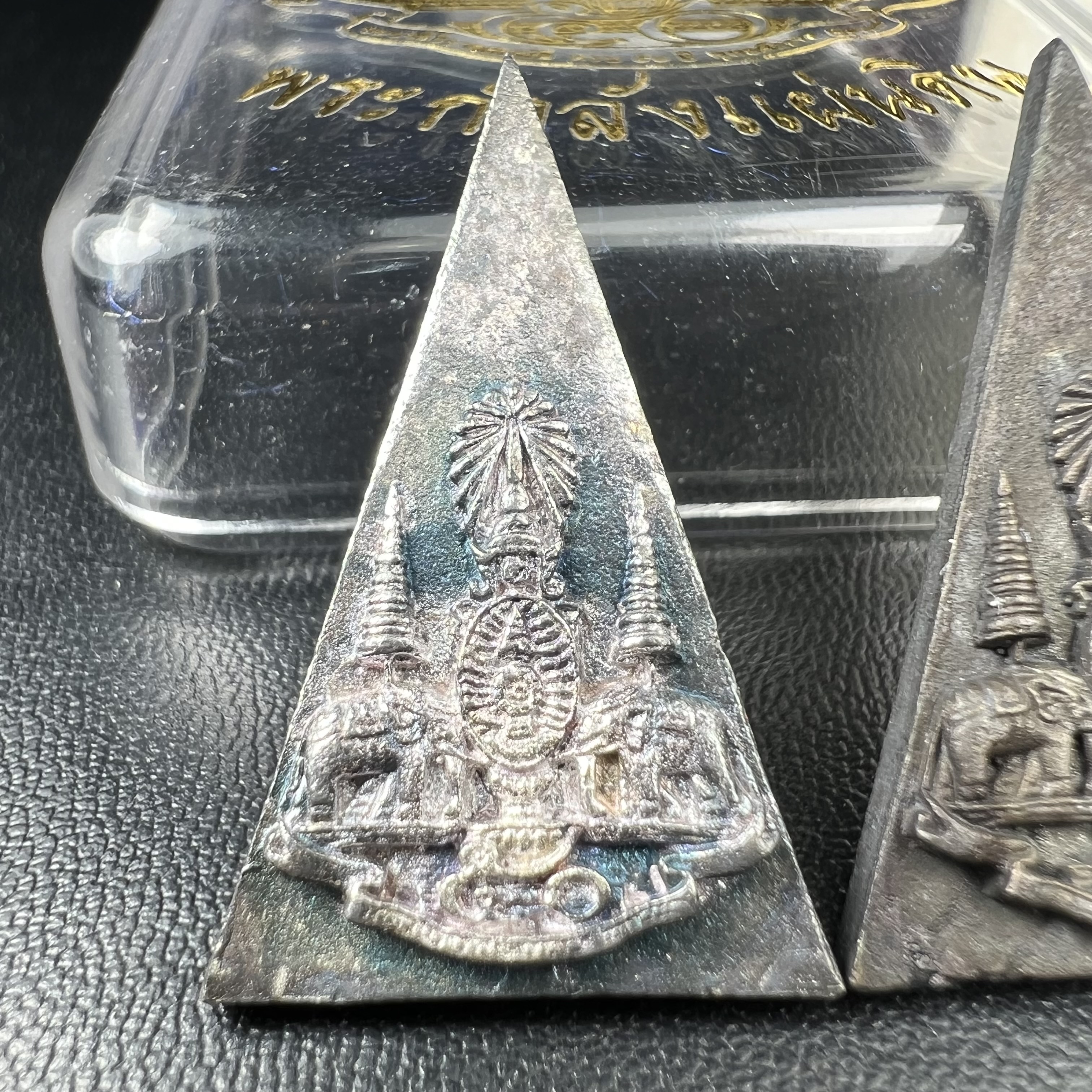 พระกำลังแผ่นดิน (สมเด็จจิตรลดา2) จัดสร้างเฉลิมพระเกียรติ ร.9 ครองราชย์ 50 ปี 2539 เนื้อเงิน(ผิวเดิมกลับดำ รุ้งๆสวย)+เนื้อนวโลหะ(สร้างน้อยหายาก)พร้อมกล่องบรรจุเดิมครบสมบูรณ์(1ใน2539องค์)