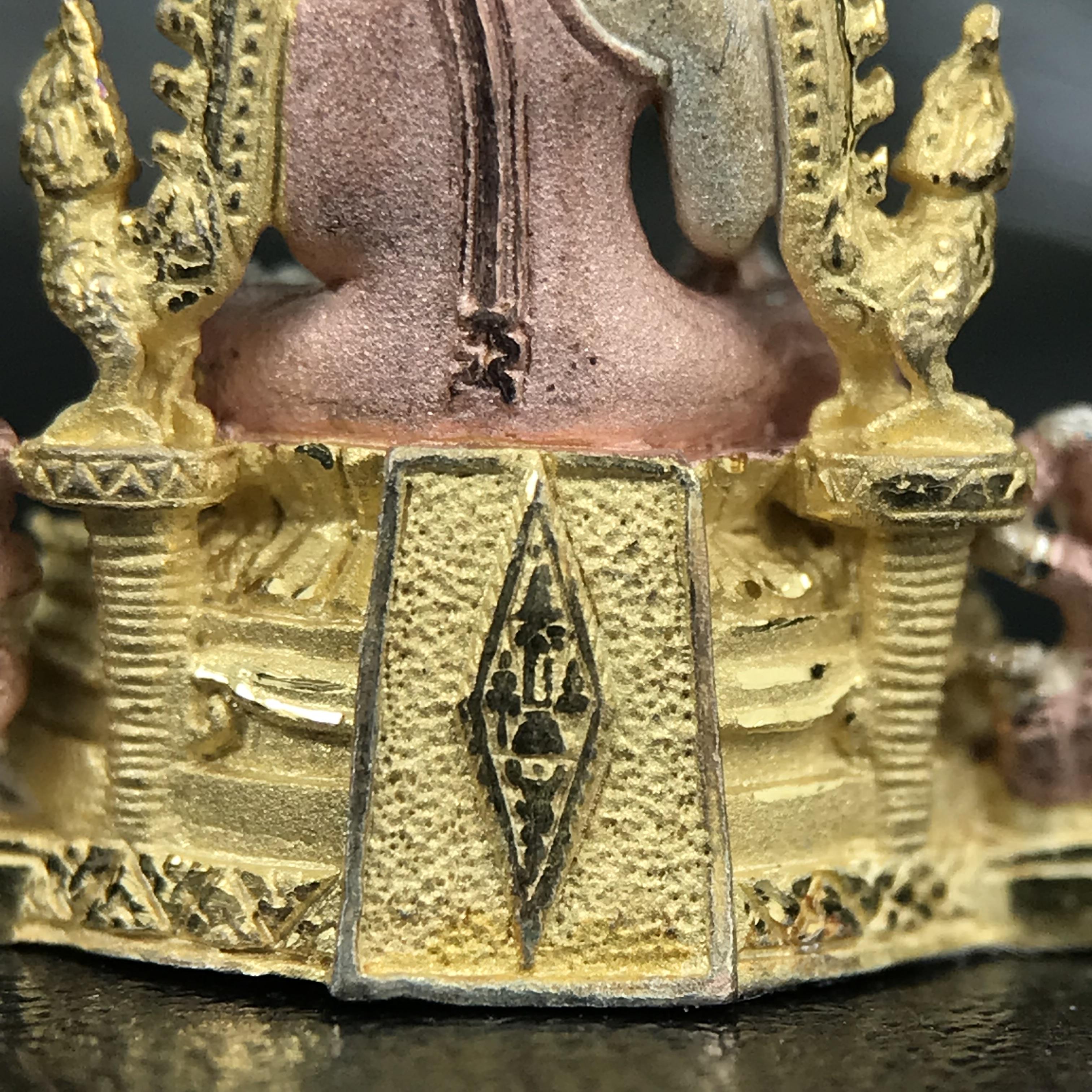 พระพุทธชินราช ภปร. ในวโรกาสพระราชพิธีมหามงคล เฉลิมพระชนมายุ6รอบ 5ธันวาคม2542 มูลนิธิพิทักษ์ดวงตาประชาชน จัดสร้าง เนื้อเงินบริสุทธิ์ 99.9% แบบสามกษัตริย์ขัดเงาบางส่วน พิมพ์กลาง ขนาดสูง 2.4 ซม. พร้อมกล่องบรรจุเดิม