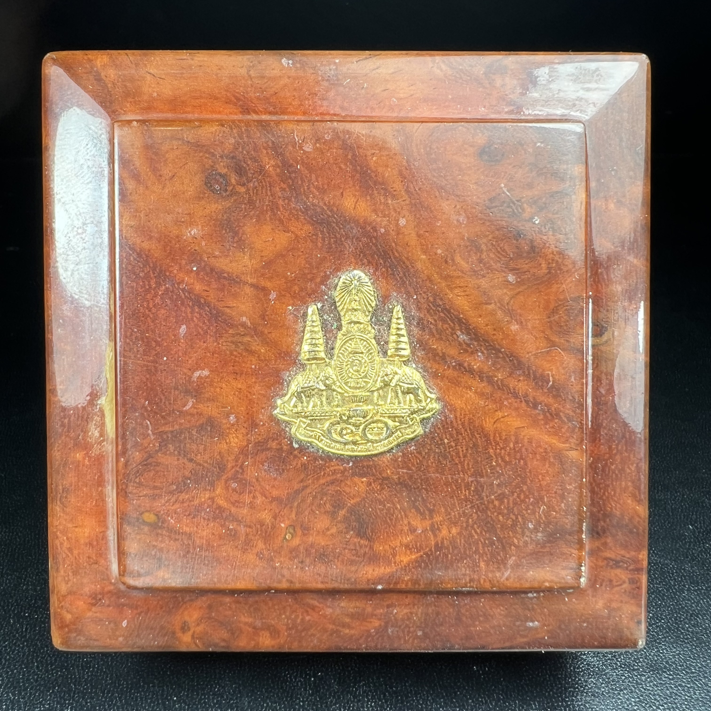 เหรียญรูปเหมือนพระญาณวิทยาคมเถร (หลวงพ่อคูณ ปริสุทโธ)ชุดกาญจนาภิเษกครองราชย์ครบ 50 ปี วัดบวรนิเวศวิหาร ปี 2538 เหรียญหล่อเนื้อนวโลหะ(พิเศษกรรมการมีรอยจาร ตอกโค๊ดหมายเลข ๓๒๗)(หายากพบเจอน้อยมาก)(พร้อมกล่องบรรจุเดิมลายไม้สีน้ำตาลมีตรากาญจนา) พิธีใหญ่