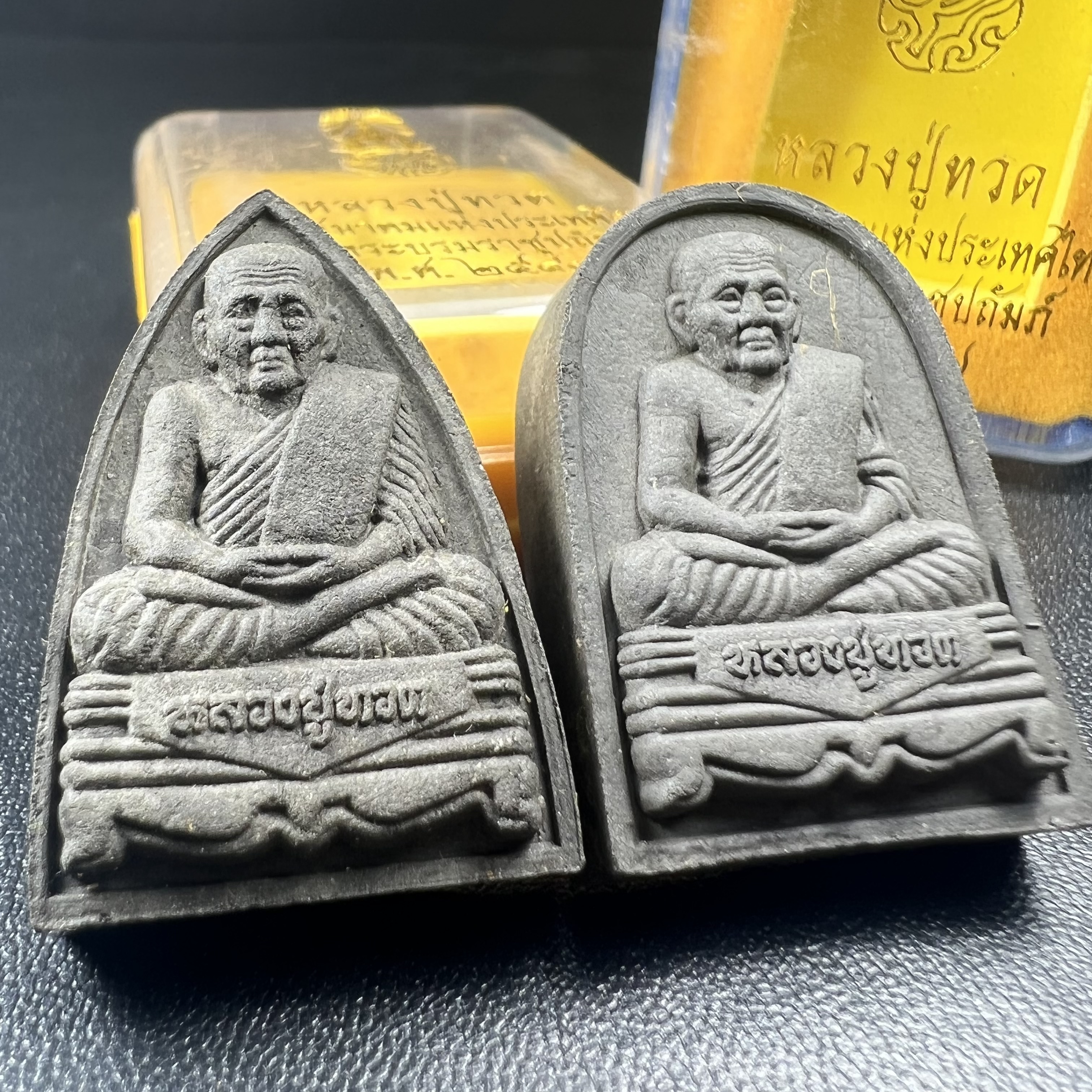 พระหลวงปู่ทวด ภปร.ปี2547 เนื้อว่าน ทรงกลีบบัว (พิมพ์เตารีด)+ทรงกลีบขนุน (พิมพ์พระรอด) (ชนวนเก่า)ด้านหลังมี ภ.ป.ร. เป็นโลหะผสม สูง 3.3 ซม. พร้อมกล่องบรรจุเดิม พิธีใหญ่ มวลสารดี ปลุกเสกวัดพระแก้ว(1ชุด รวม2องค์)