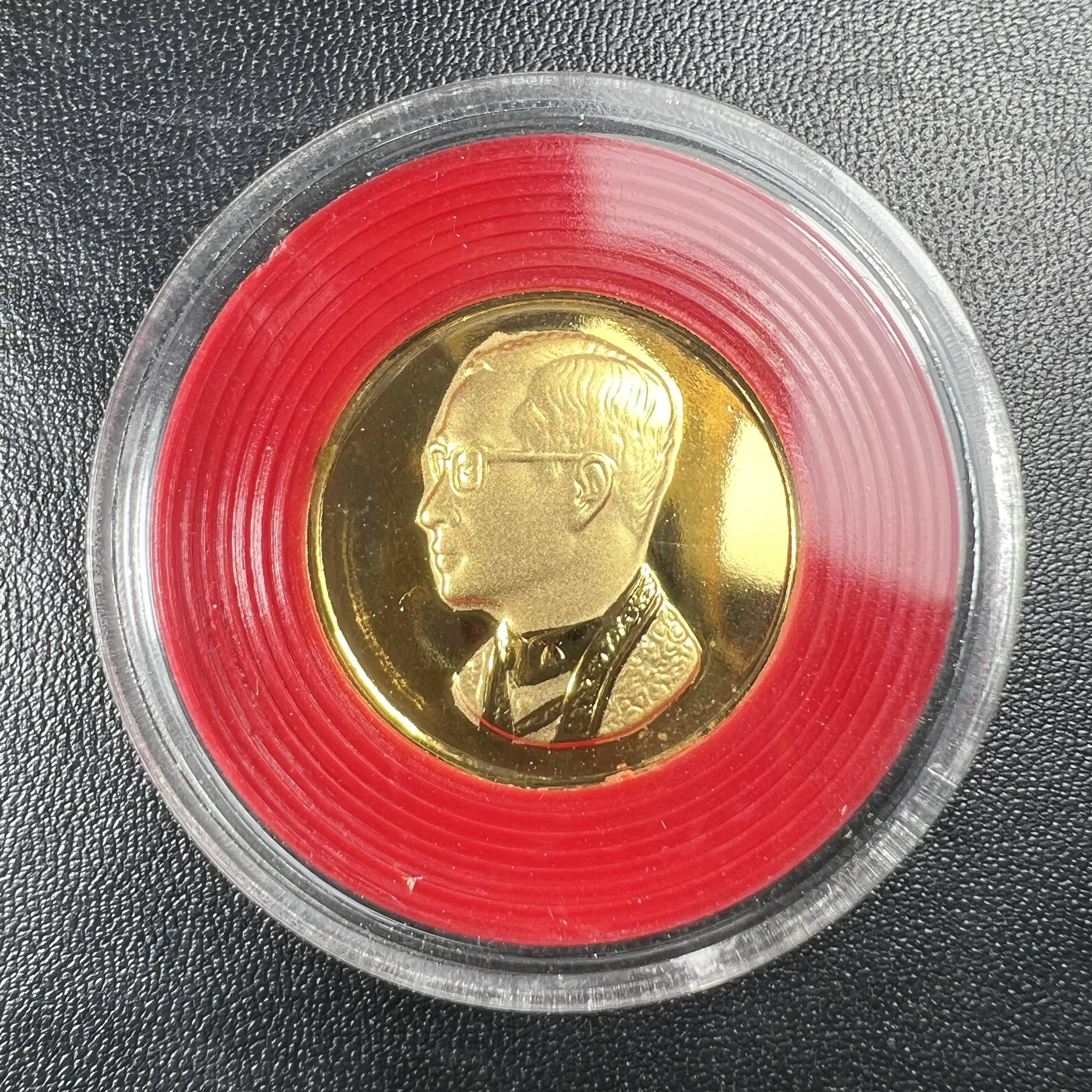 วัตถุมงคลคุ้มเกล้าฯ มหามงคลเฉลิมพระชนมพรรษา 6 รอบ รัชกาลที่ 9 ชุดพิเศษกรรมการ(หายาก) (ในหลวงรัชกาลที่9 ทรงจุดไฟพระฤกษ์และเททอง พิธีใหญ่)ยอดนิยมหายาก