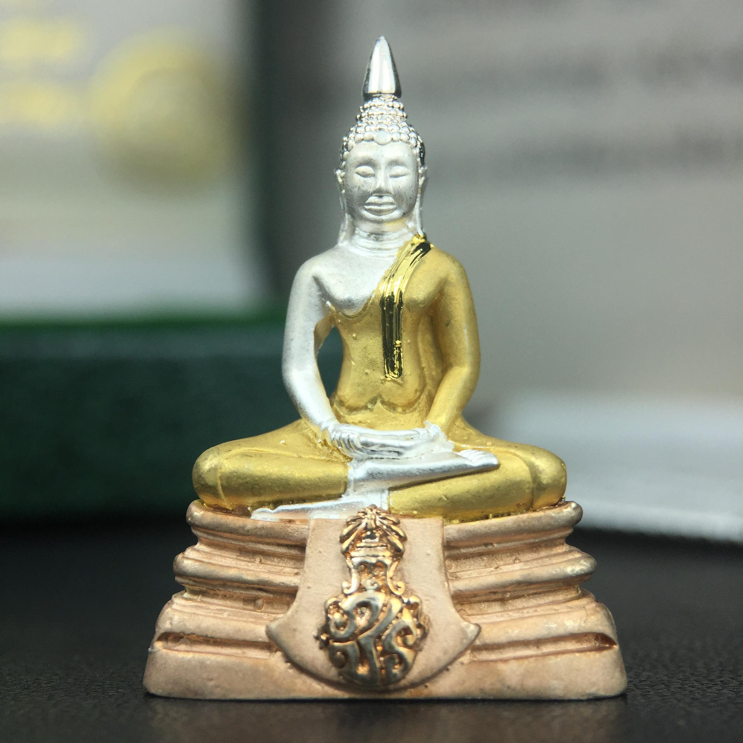พระพุทธโสธร ภปร. รุ่นย้อนยุค สร้างพระอุโบสถ สมาคมชาวฉะเชิงเทรา จัดสร้าง ปี 2539 วโรกาสครองสิริราชสมบัติครบ 50 ปี เนื้อเงินชุบสามกษัตริย์ทรายนวลขัดเงาบางส่วน(สภาพผิวเดิม เก่าเก็บอย่าดี สวยมาก แบบนี้หายาก) พร้อมกล่องบรรจุและใบรับรองเดิมครบสมบูรณ์