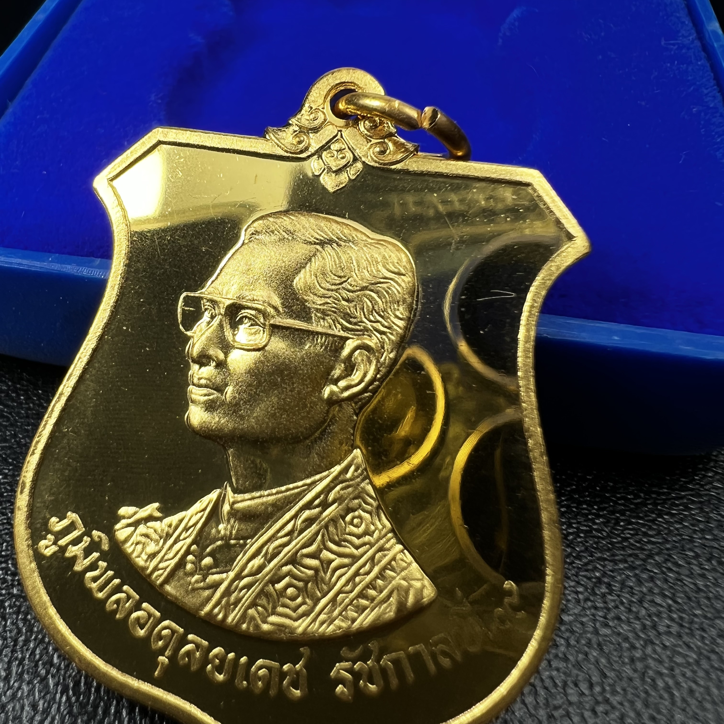 เหรียญมิ่งมหามงคล เฉลิมพระชนมพรรษา 6 รอบ72 พรรษา ในหลวงรัชกาลที่9 ปี 2542 เนื้อทองทิพย์ สภาพคัดสวยดุจทองคำซีนซองเดิมพร้อมกล่องบรรจุเดิม