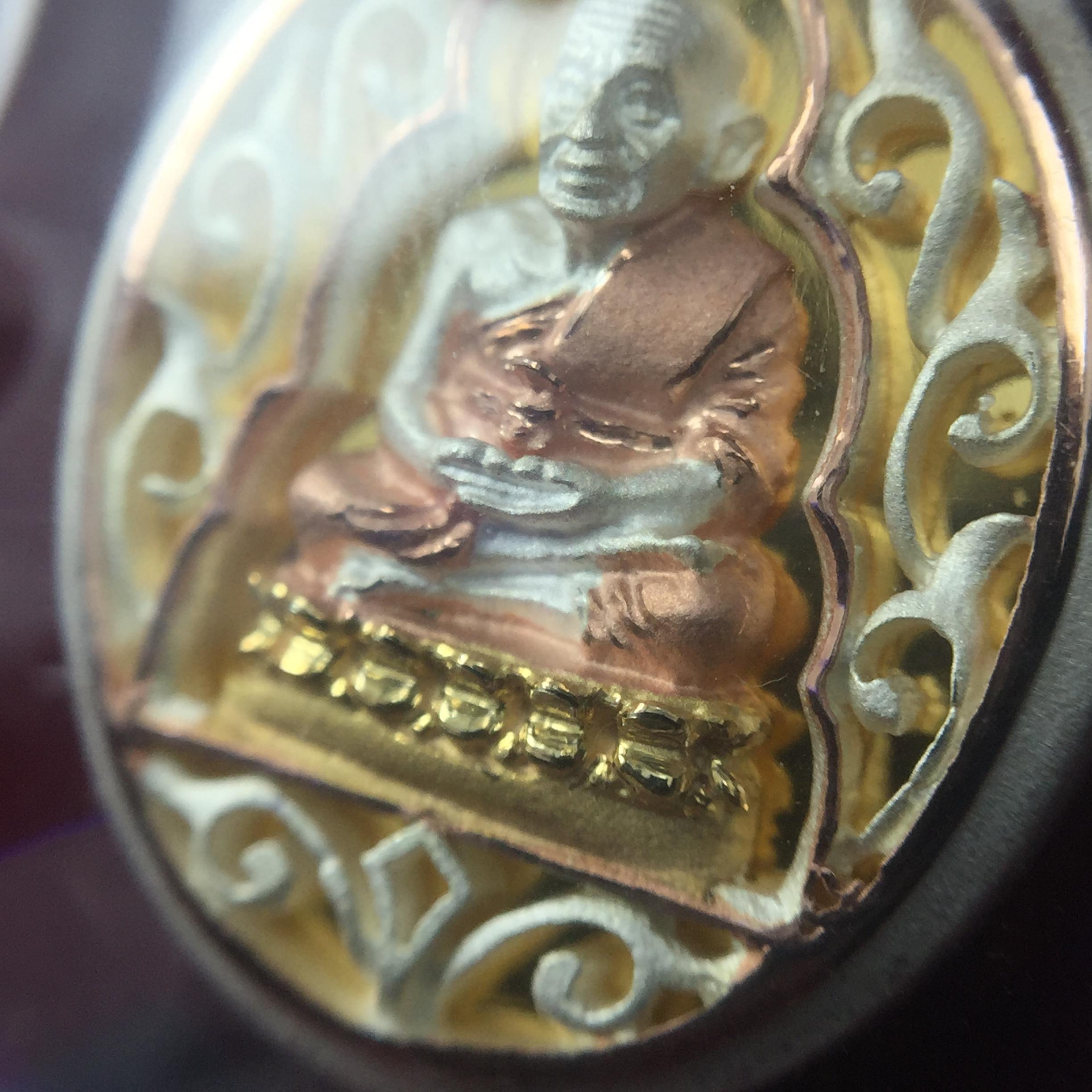 เหรียญหลวงพ่อทวด รุ่นมงคลบารมี วัดประสาทบุญญาวาส ปี 2545 เนื้อเงินสามกษัตริย์ พิมพ์ทรงรูปไข่เล็ก(ขนาด 2.0*1.8 ซม.)ฉลุลายฉากพี้นหลังสีทองสวยงาม ตอกโค๊ตมีหมายเลข พร้อมกล่องบรรจุเดิม