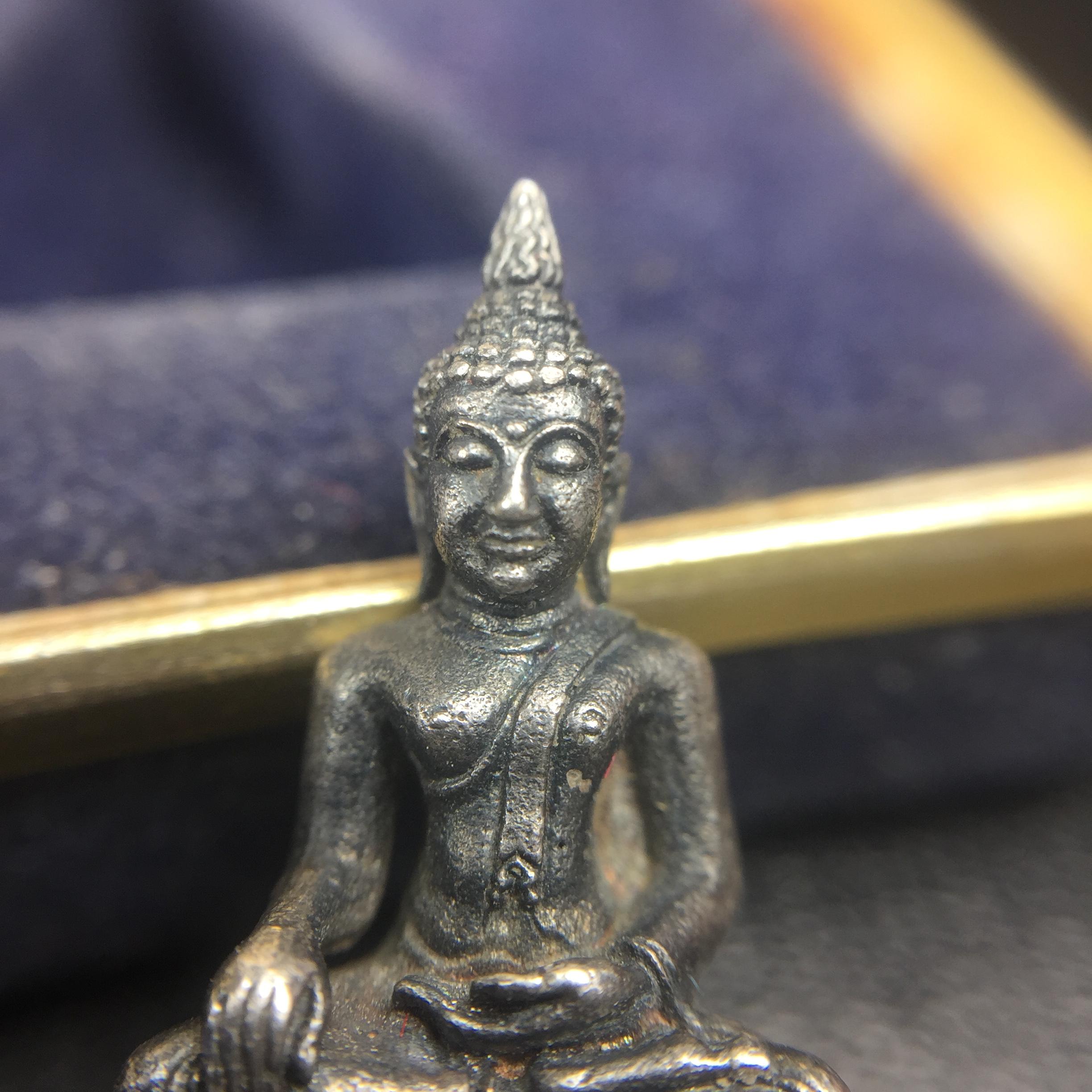 พระกริ่งพระพุทธชินสีห์ ภปร ทันโตเสฏโฐ ปี 2533 เนื้อเงิน (วัตถุมงคลหนึ่งเดียวที่บรรจุพระทนต์(ฟัน)ในหลวงรัชกาลที่9 พระราชทานให้จัดสร้าง)(1ใน1999องค์)