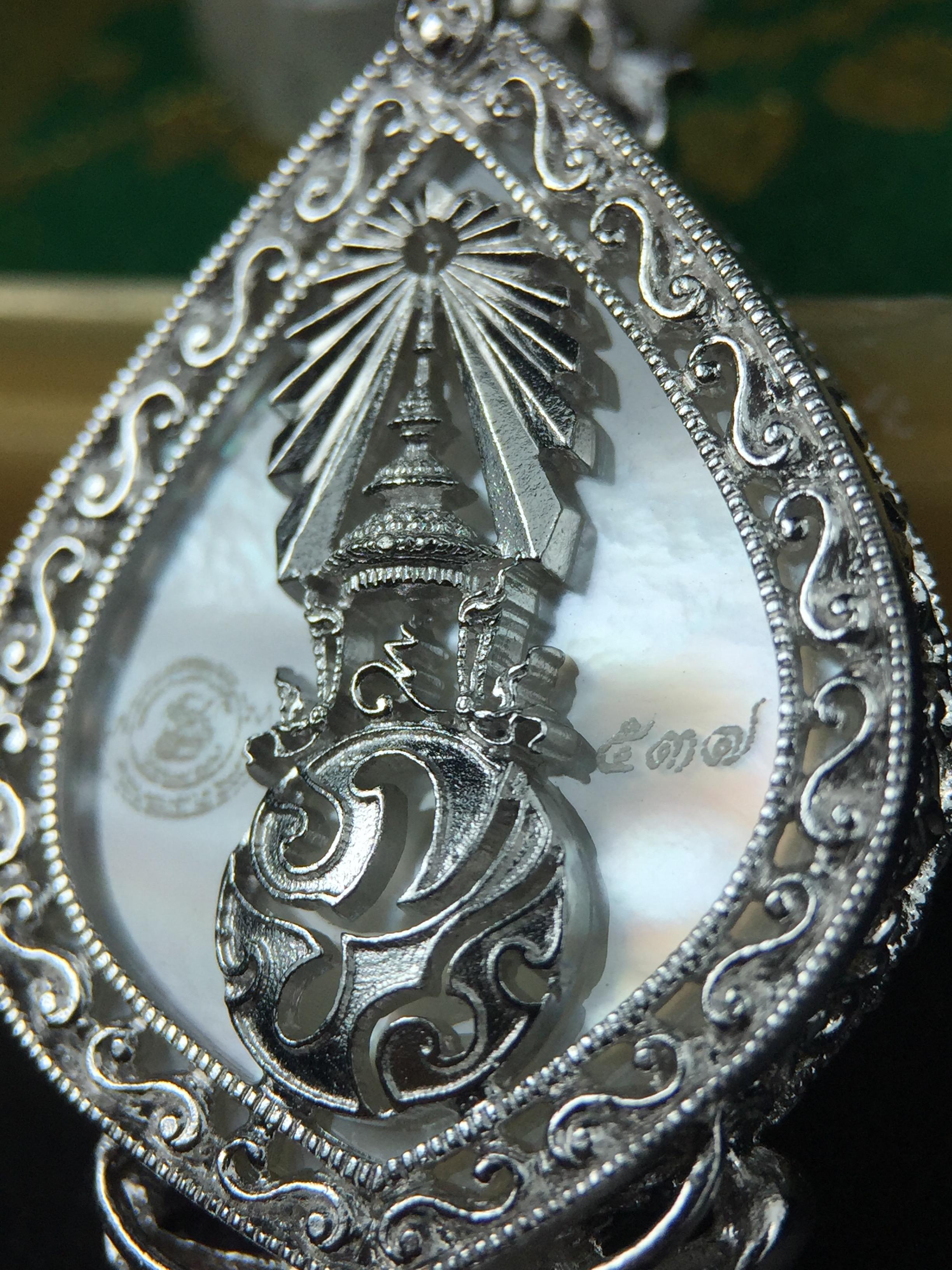 พระพุทธชินราช(จำลอง) ภปร. 84 พรรษา ทรงหยดน้ำ เนื้อเงินชุบทองคำขาว ขนาด 20*36 มม. (พระราชทานมวลสาร จิตรลดาและเส้นพระเจ้า(เส้นผม)รัชกาลที่9)พุทธศิลป์ทรงคุณค่าอีกหนึ่งรุ่นยอดนิยม งดงาม ทรงคุณค่า หายาก