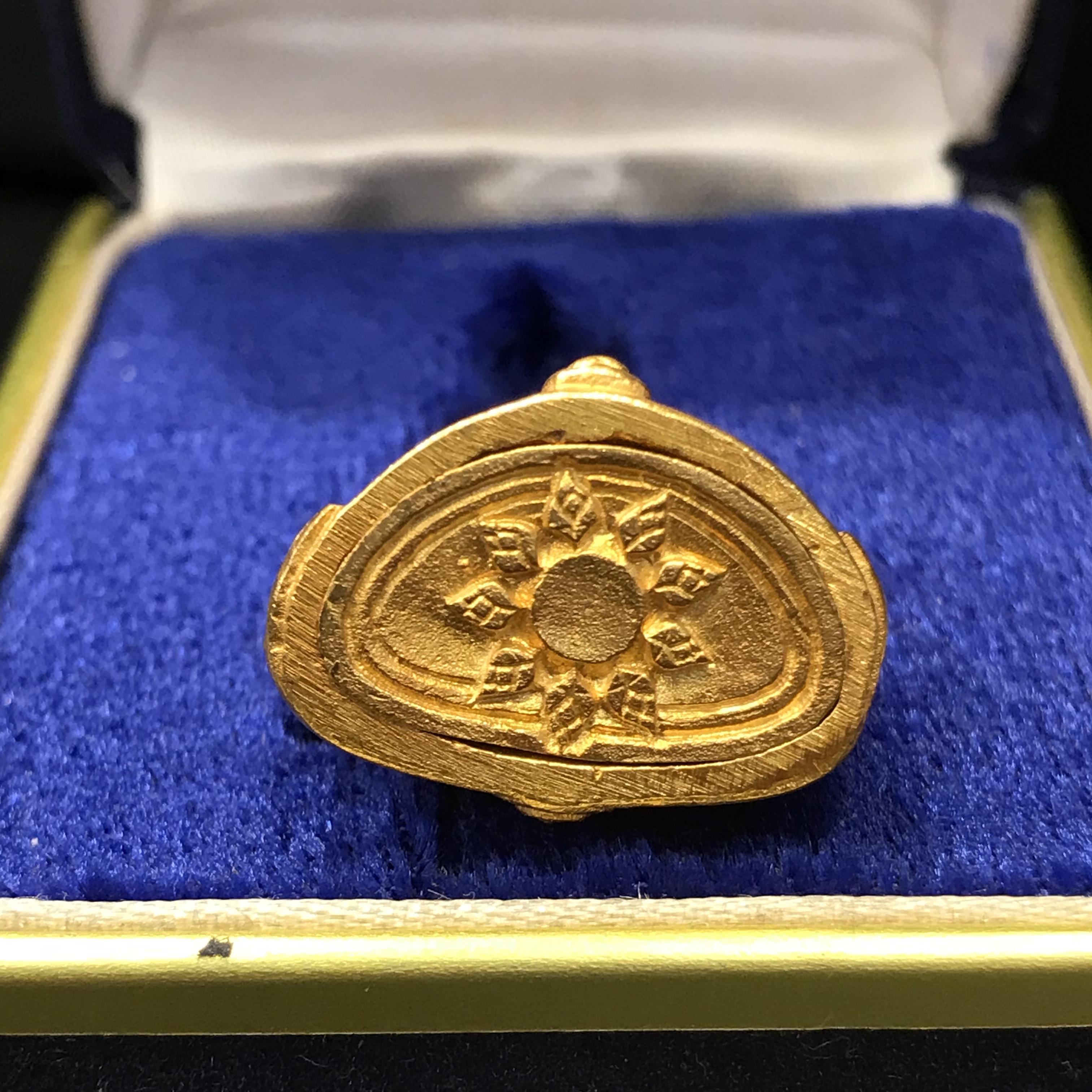 พระกริ่งนวปทุม ภปร. วัดปทุมวนาราม ปี2535 เนื้อทองคำ(ในหลวงรัชกาลที่9เสด็จเททอง)(สภาพสวยเดิมครบสมบูรณ์)