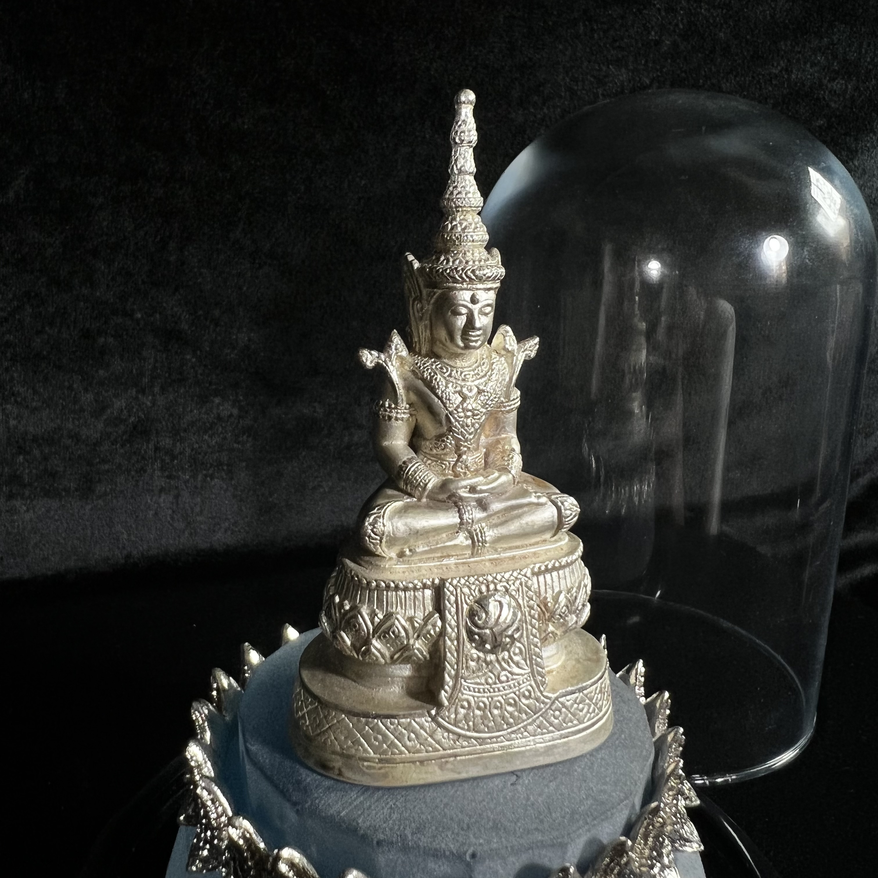 พระแก้วมรกต ภปร.(รุ่นแรก) ปี2545 รุ่นฉลองกรุงรัตนโกสินทร์ครบ 220 ปี หล่อลอยองค์ เนื้อเงินบริสุทธิ์99.9% ขนาดบูชา 50*90 มม. พร้อมฐานวางครอบแก้วเดิม(สวยงามและหายากมาก)(1ใน3000องค์)