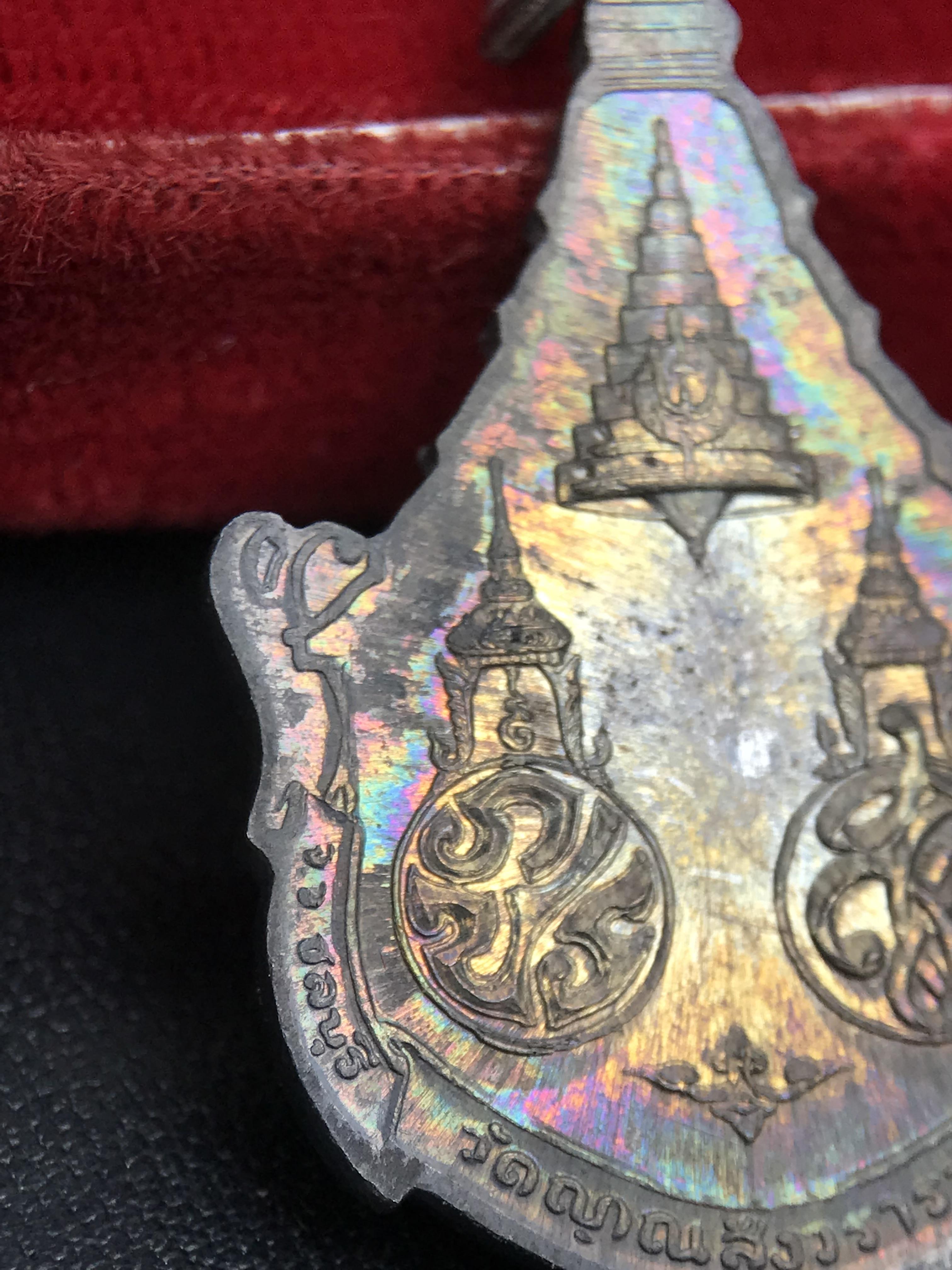 เหรียญพระพุทธญาณนเรศวร์ รุ่นแรก หลังพระปรมาภิไธย ภปร.และ สก.วัดญาณสังวราราม จ.ชลบุรี ปี 2527 เนื้อเงิน(ผิวเดิม ขึ้นรุ้งผิวน้ำทองกระจายทั่วเหรียญสวยมาก)ขนาด 2.3 x 3.8 ซม. พร้อมกล่องเดิม สมเด็จพระญาณสังวร ประธานในพิธีมหาพุทธาภิเษก(เนื้อเงินพบเจอน้อย หายาก)