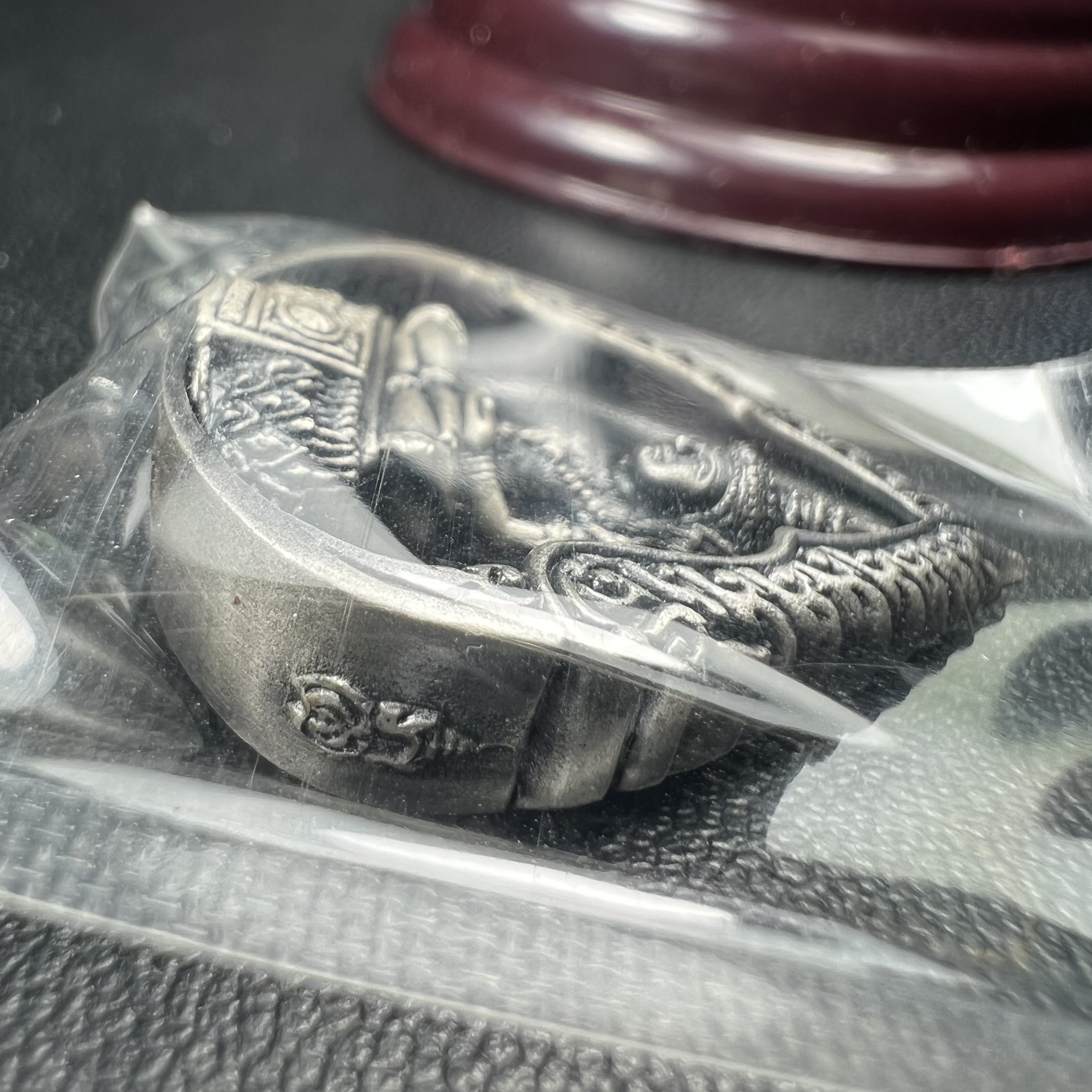 พระแก้วมรกต ภปร.(รุ่นแรก) ปี2545 รุ่นฉลองกรุงรัตนโกสินทร์ครบ 220 ปี พิมพ์ลอยองค์ทรงหยดน้ำ เนื้ออัลปาก้า ชุบเงินลงดำ ขนาด 18*27 มม. พร้อมครอบตั้งโชว์เดิม องค์พระซีนซองเดิม สวยครบสมบูรณ์