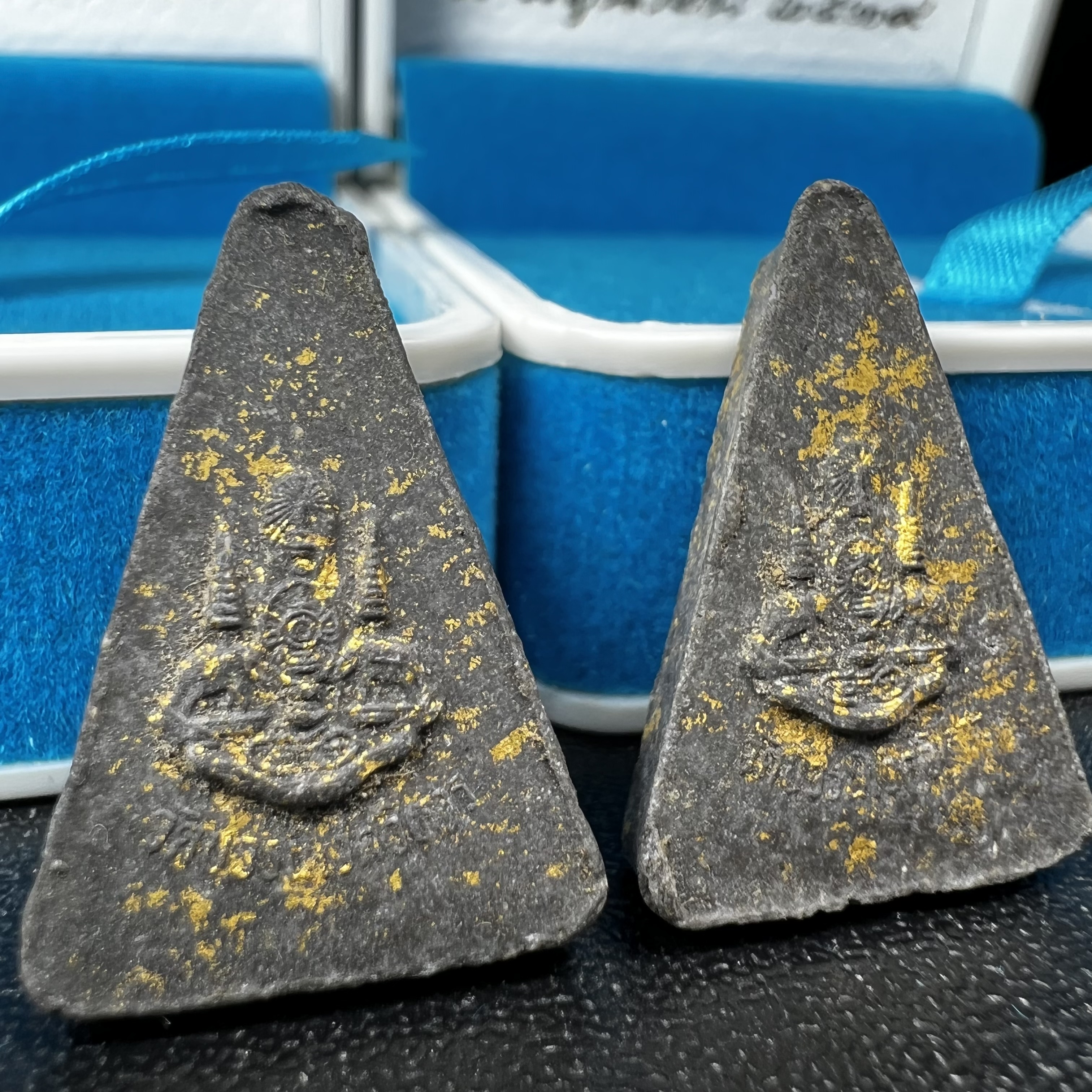 พระกำลังแผ่นดิน พระราชทาน วัดบวรนิเวศวิหาร ปี2539 พิมพ์เล็กหน้ากากเงิน (ในหลวง รัชกาลที่ 9 พระราชทานมวลสารจิตรลดา)นิยมหายาก