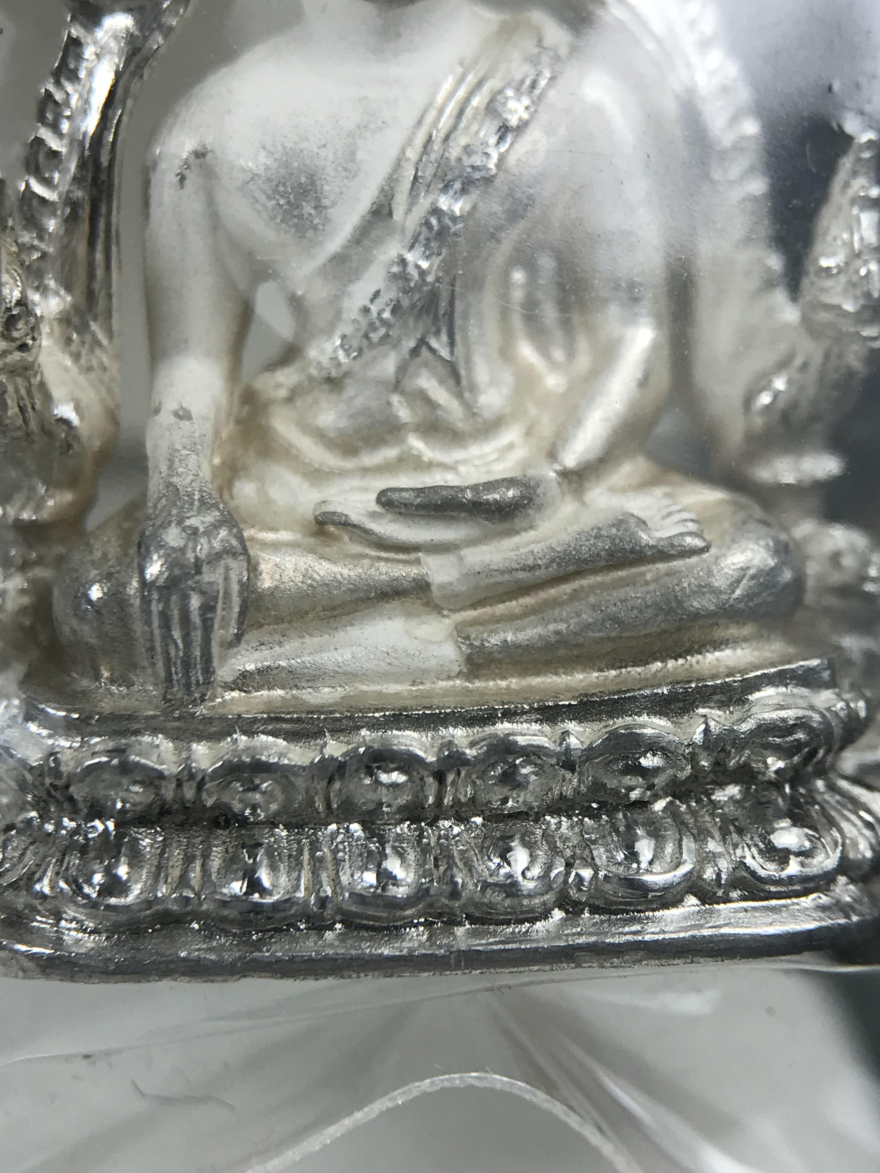 พระพุทธชินราช รุ่นมหาลาภ พิธีพุทธาภิเษกวัดพระศรีรัตนมหาธาตุวรมหาวิหาร จ.พิษณุโลก ปี 2540 เนื้อเงินบริสุทธิ์ 99.9% (นวลเงา)(สภาพผิวเดิมซีนซองเดิม พร้อมกล่องบรรจุเดิมและการ์ดใบรับรองครบสมบูรณ์ (องค์หมายเลข ๑๑๗๓๓)