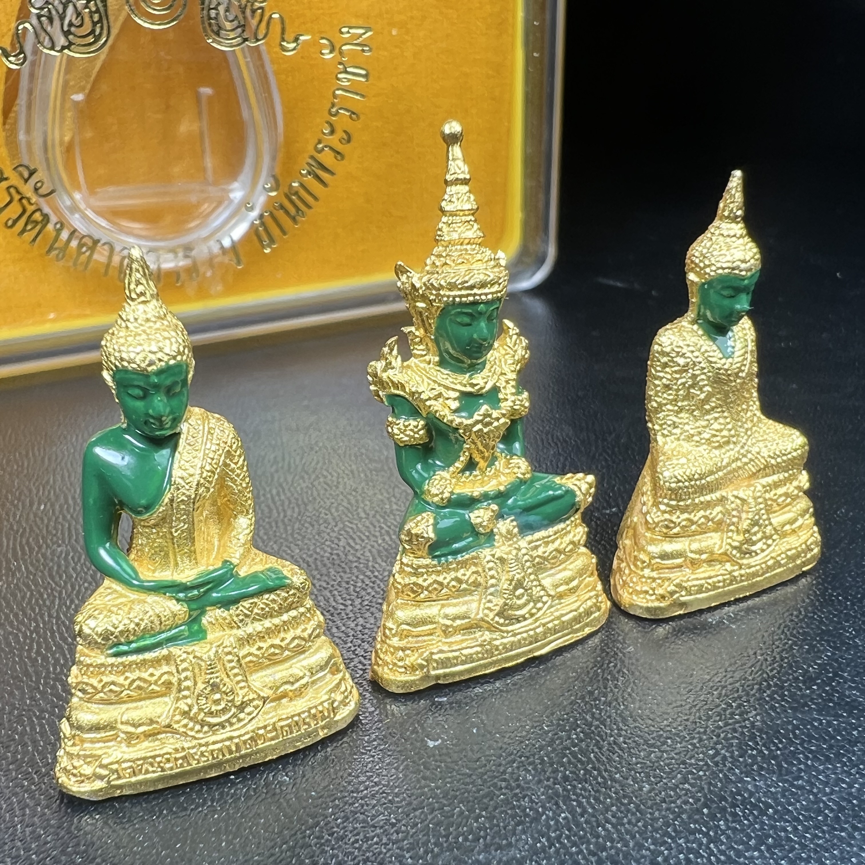 พระพุทธมหามณีรัตนปฏิมากร(พระแก้วมรกต) วัดพระศรีรัตนศาสดาราม สำนักพระราชวัง จัดสร้าง ชุด3 ฤดู ร้อน ฝน หนาว(บรรจุมวลสารใต้ฐาน)