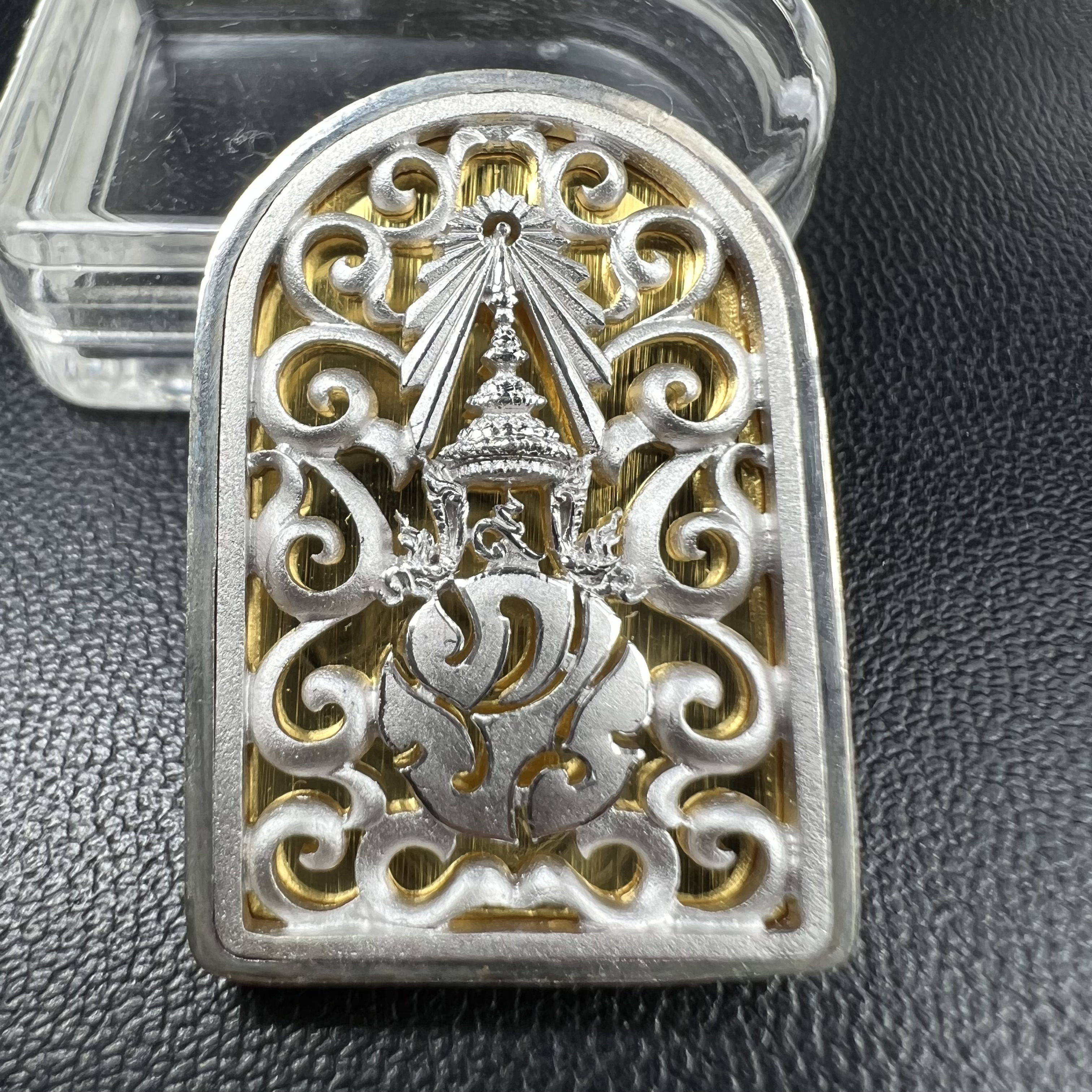 พระพุทธรูปคุ้มเกล้าฯ ภปร.(ใต้ร่มพระบารมี คุ้มเกล้า) 60ปี รพ.ภูมิพลฯ พ.ศ.2552 เหรียญเนื้อเงิน ชุบทองคำขาว(พิมพ์ รูปอาร์ม+รูปใบมะขาม+รูปห้าเหลี่ยม)(1ชุด 3 พิมพ์ ครบทุกแบบที่จัดสร้าง)1 ใน 5000 เหรียญ ครบชุดหายาก