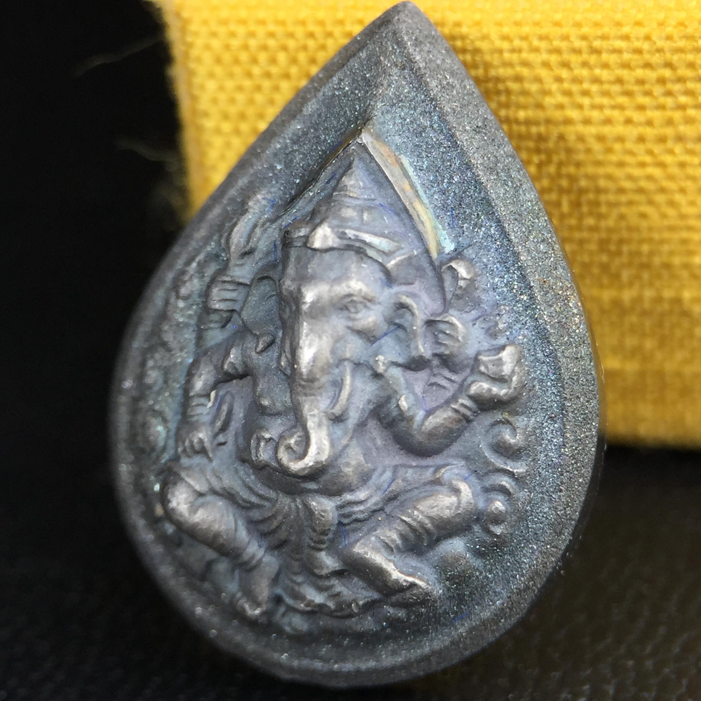 เหรียญพระพิฆเนศวร ญสส. ชุดกาญจนาภิเษกครองราชย์ 50 ปี พุทธศักราช 2538 พิมพ์เล็ก(1.9 ซม.) เนื้อเงินผิวเดิมกลับดำเข้มขลังงดงามธรรมชาติ สภาพสวยเดิมพร้อมกล่องบรรจุเดิม ตอกโค๊ดหมายเลขกำกับ(1ใน1000องค์)