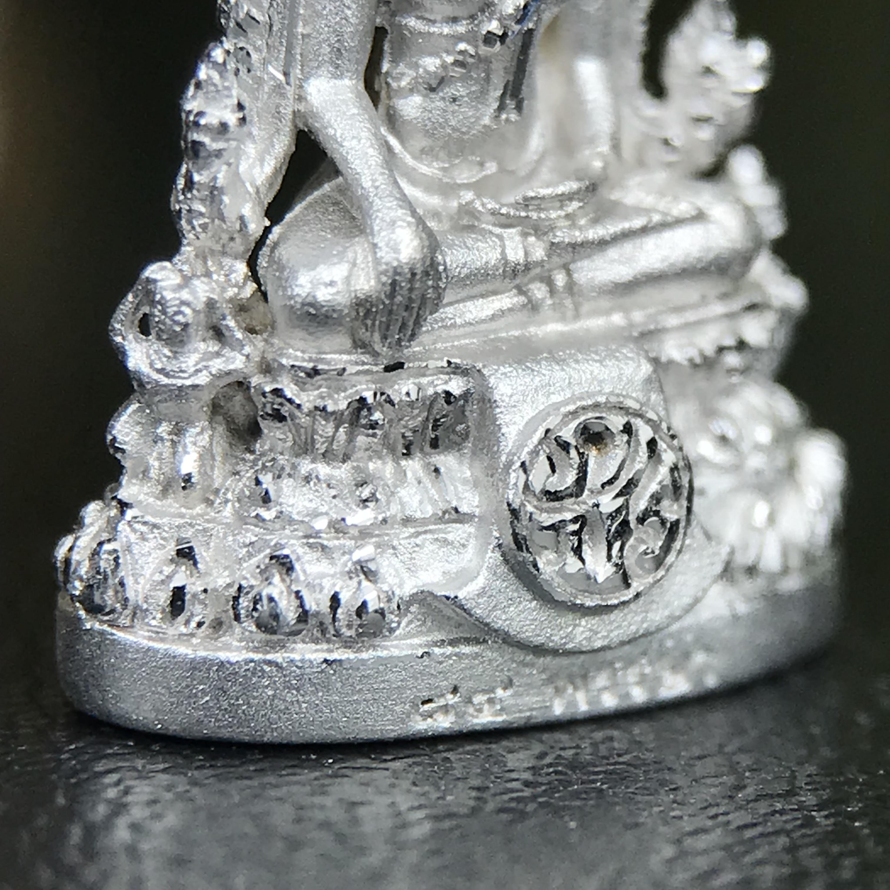 พระพุทธชินราช ภปร. 84 พรรษา พิมพ์เล็กขนาดหน้าตัก 1/4 นิ้ว(สูง 2.0 ซม.)เนื้อเงินชุบทองคำขาว (สภาพผิวสวยเดิม)(พระราชทานมวลสาร จิตรลดาและเส้นพระเจ้า(เส้นผม))พุทธศิลป์ทรงคุณค่าอีกหนึ่งรุ่นยอดนิยม