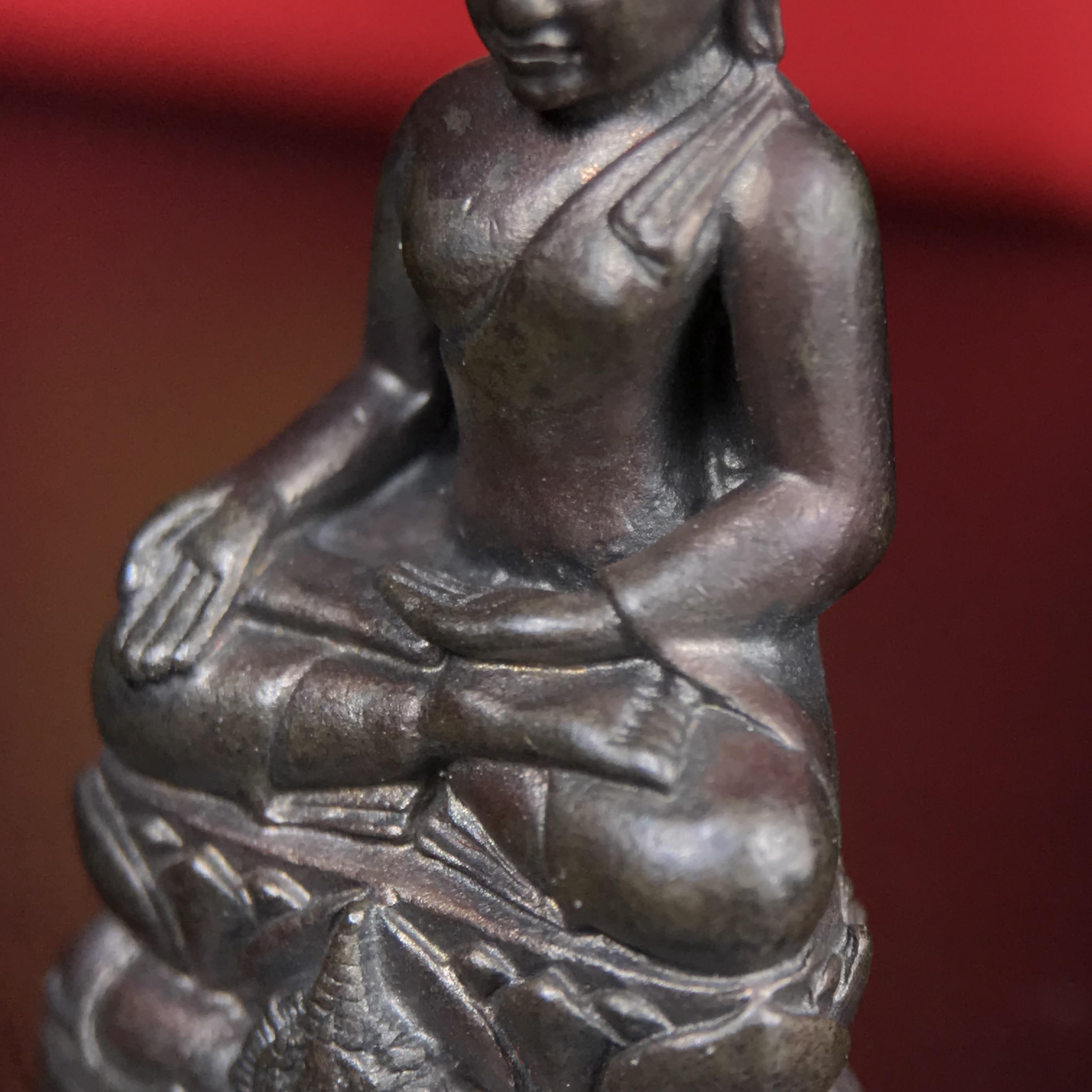 พระกริ่งไพรีพินาศ บรรจุเหล็กไหล ครั้งแรกและครั้งเดียวในประวัติศาสตร์ เฉลิมพระเกียรติ พระบาทสมเด็จพระเจ้าอยู่หัวรัชกาลที่9 พระชนมพรรษา 6 รอบ ปี2542 เนื้อนวโลหะผสมทองคำ(บรรจุเหล็กไหล)ดีนอก-ดีใน พิธีใหญ่ มวลสารเด่น (หายาก)