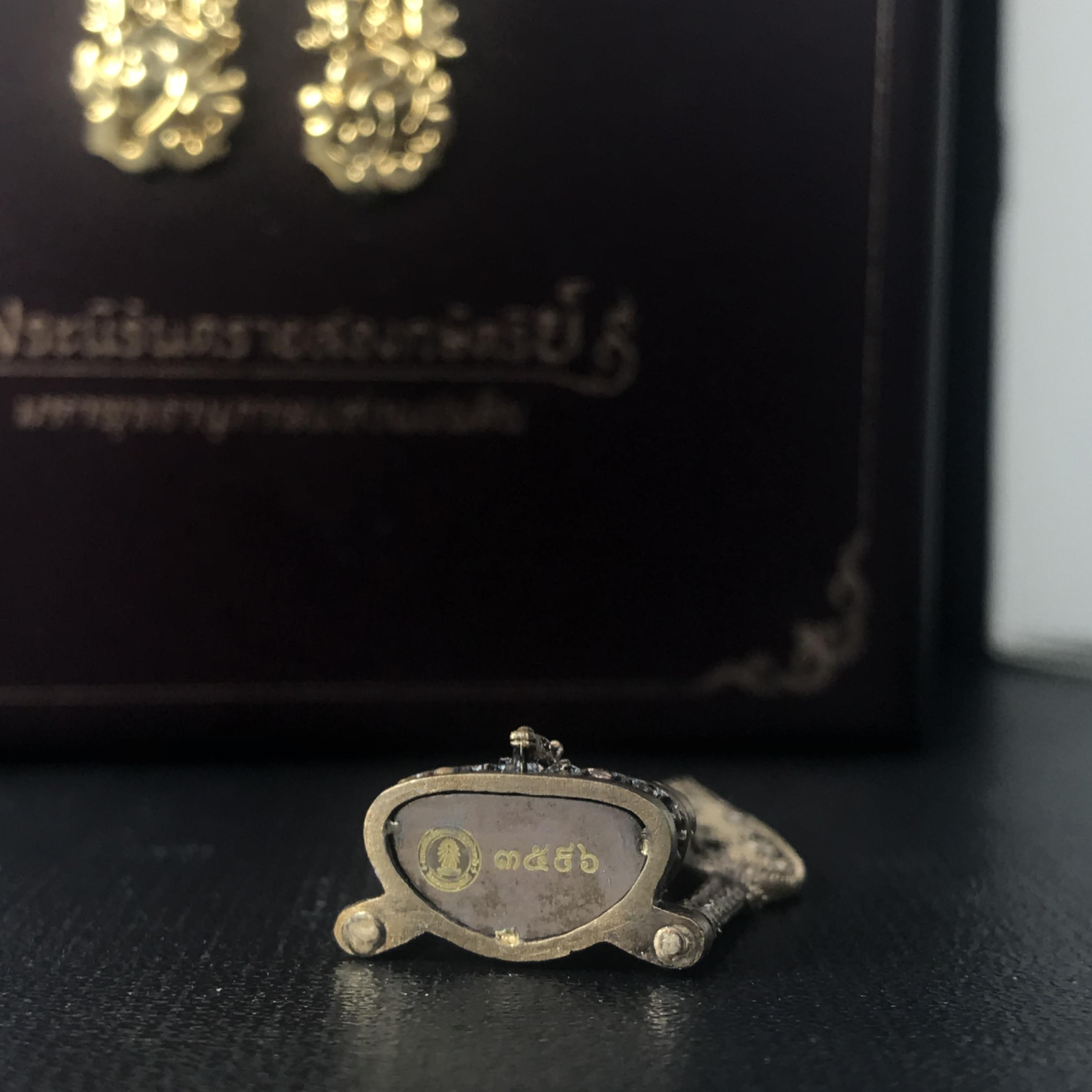 พระนิรันตรายสองกษัตริย์ มหาพุทธานุภาพแห่งแผ่นดิน ปี2552 "พระผู้ปกป้องคุ้มครองจากภัยอันตรายทั้งปวง"พระกริ่งเนื้อนวโลหะรมดำ หน้าตัก 1/2 นิ้ว พร้อมกล่องบรรจุเดิมครบชุด(1 ใน 9999 องค์)