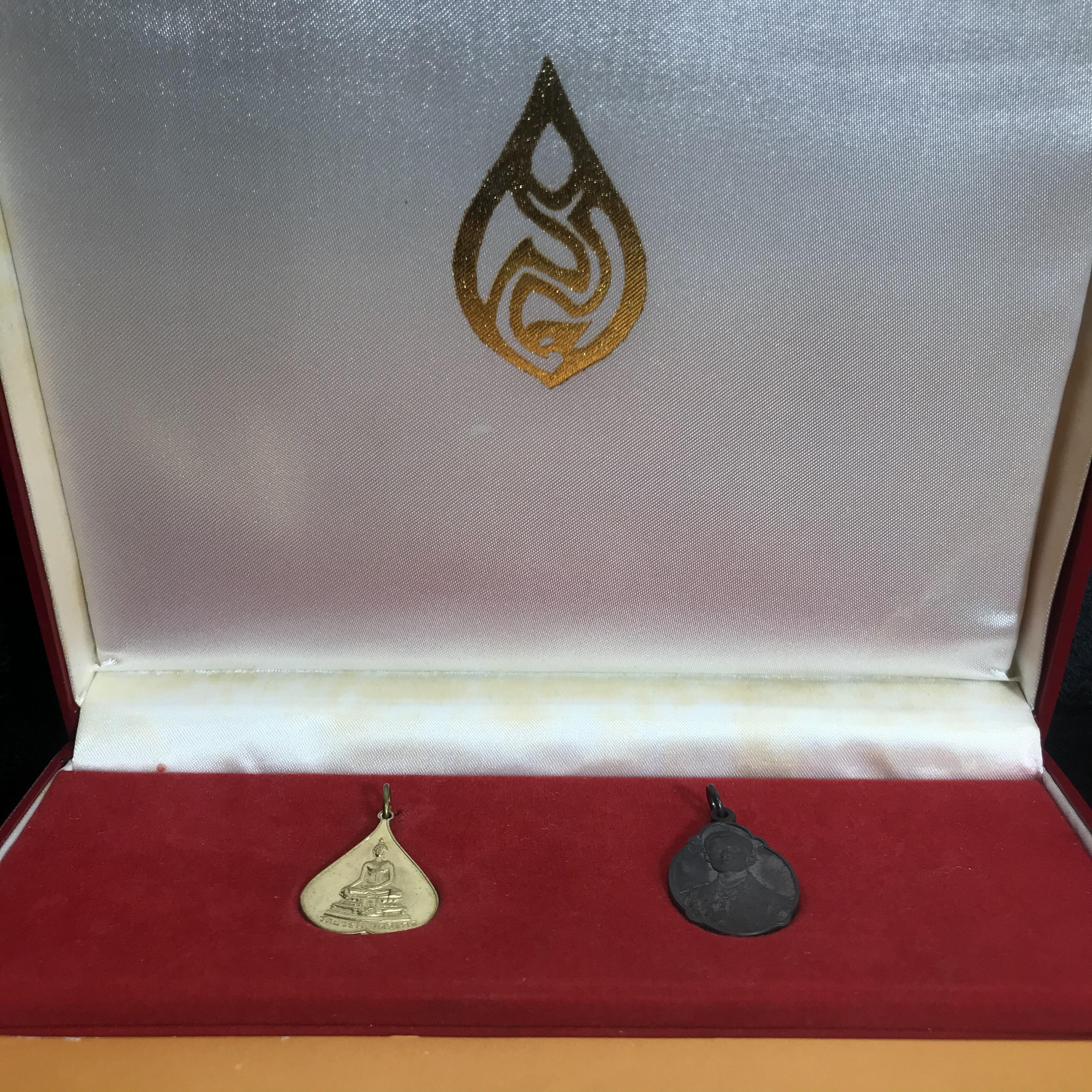 เหรียญพระราชทาน มูลนิธิ พอ.สว. ปี2541 (1ชุด มี 2 เหรียญ สภาพสวยมาก(กล่องเดิม))ชุดพิเศษพร้อมหนังสือหายาก